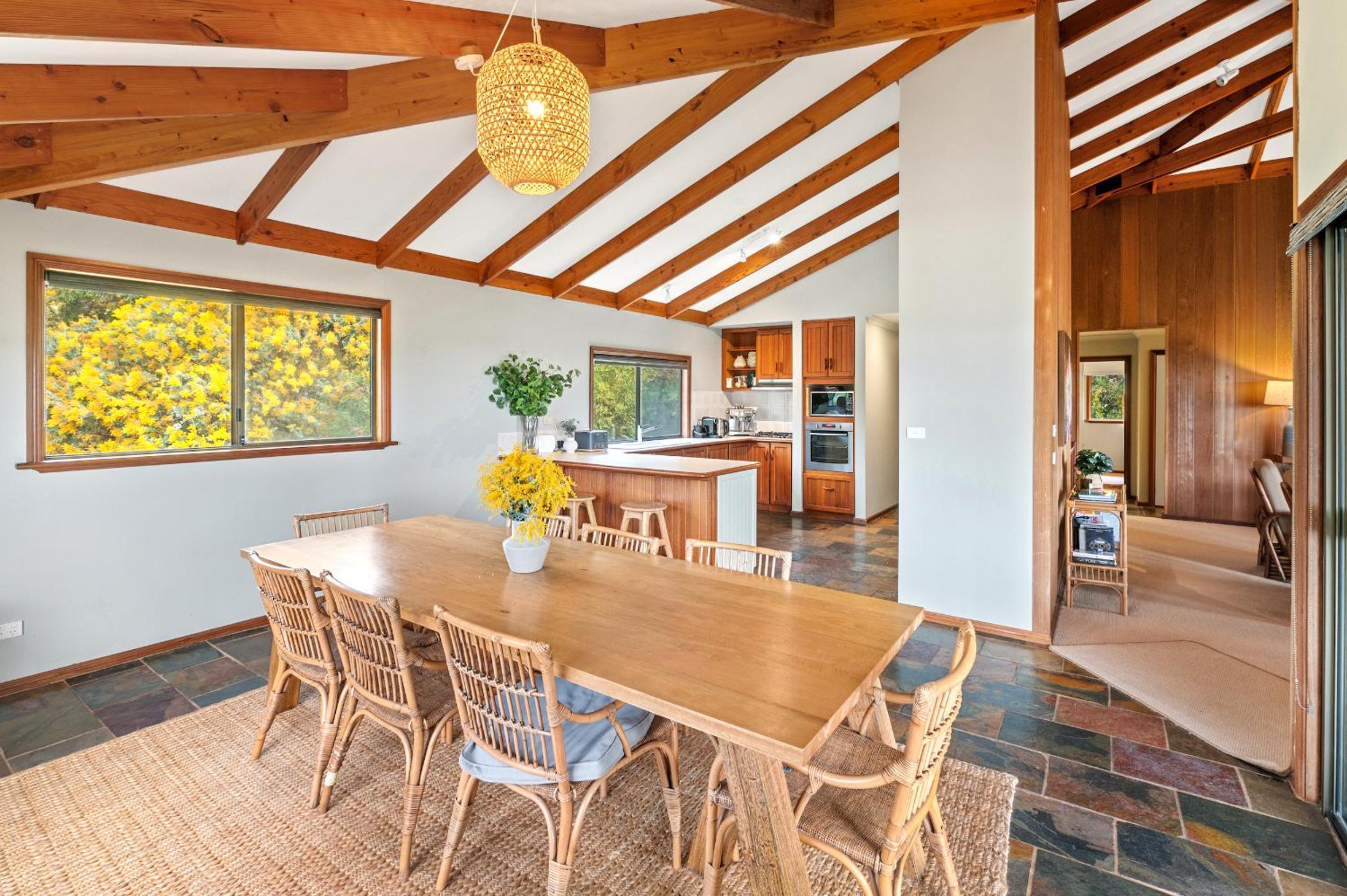 Birdie Beach House-huge lounge & verandahs, tennis, basketball, beach 5 min