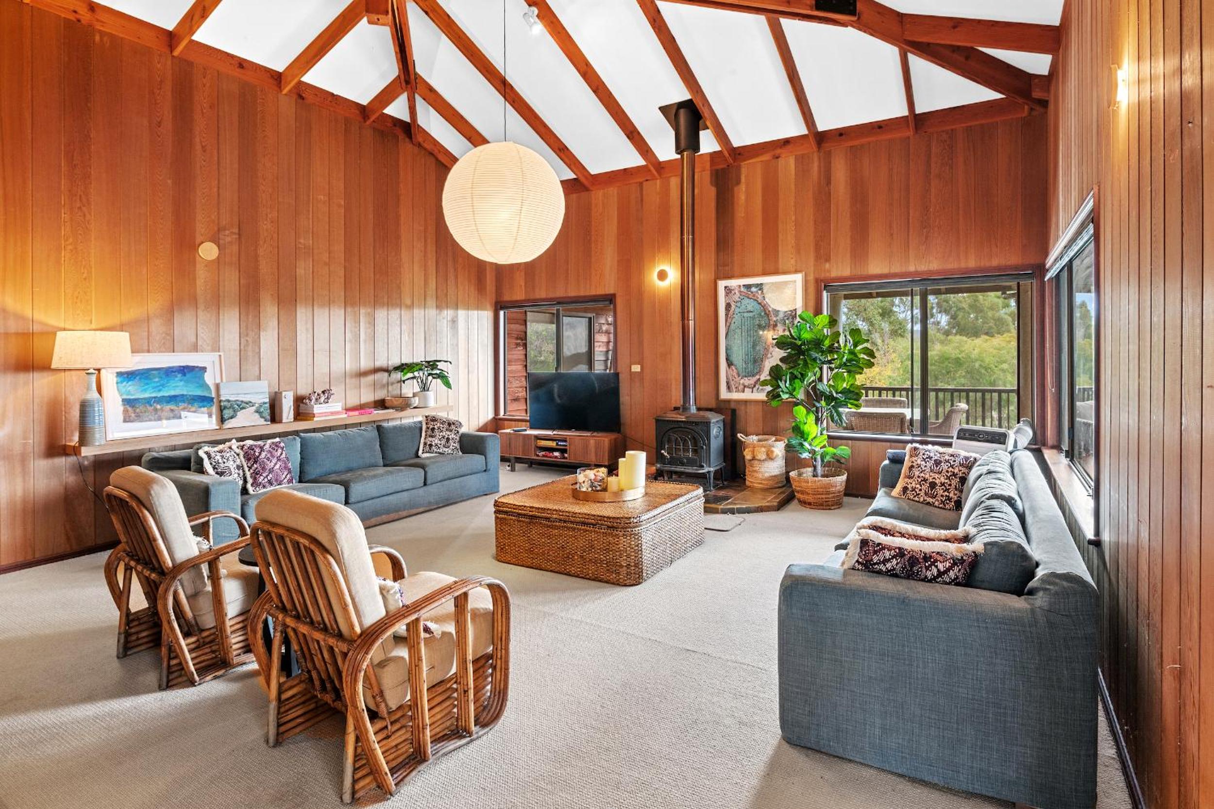 Birdie Beach House-huge lounge & verandahs, tennis, basketball, beach 5 min