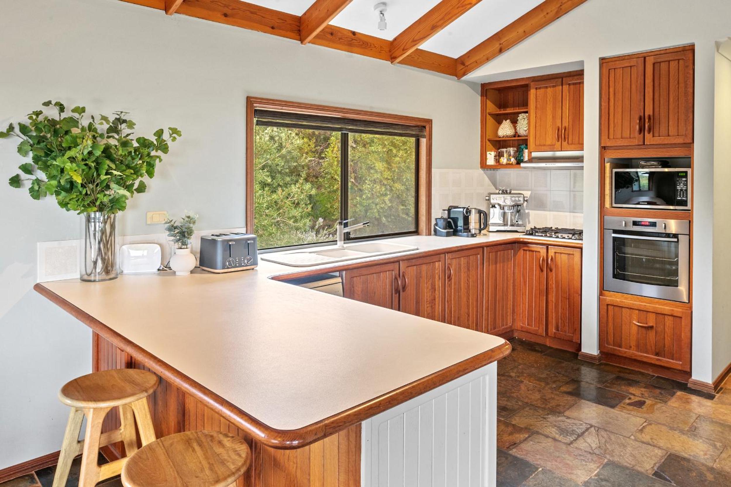Birdie Beach House-huge lounge & verandahs, tennis, basketball, beach 5 min