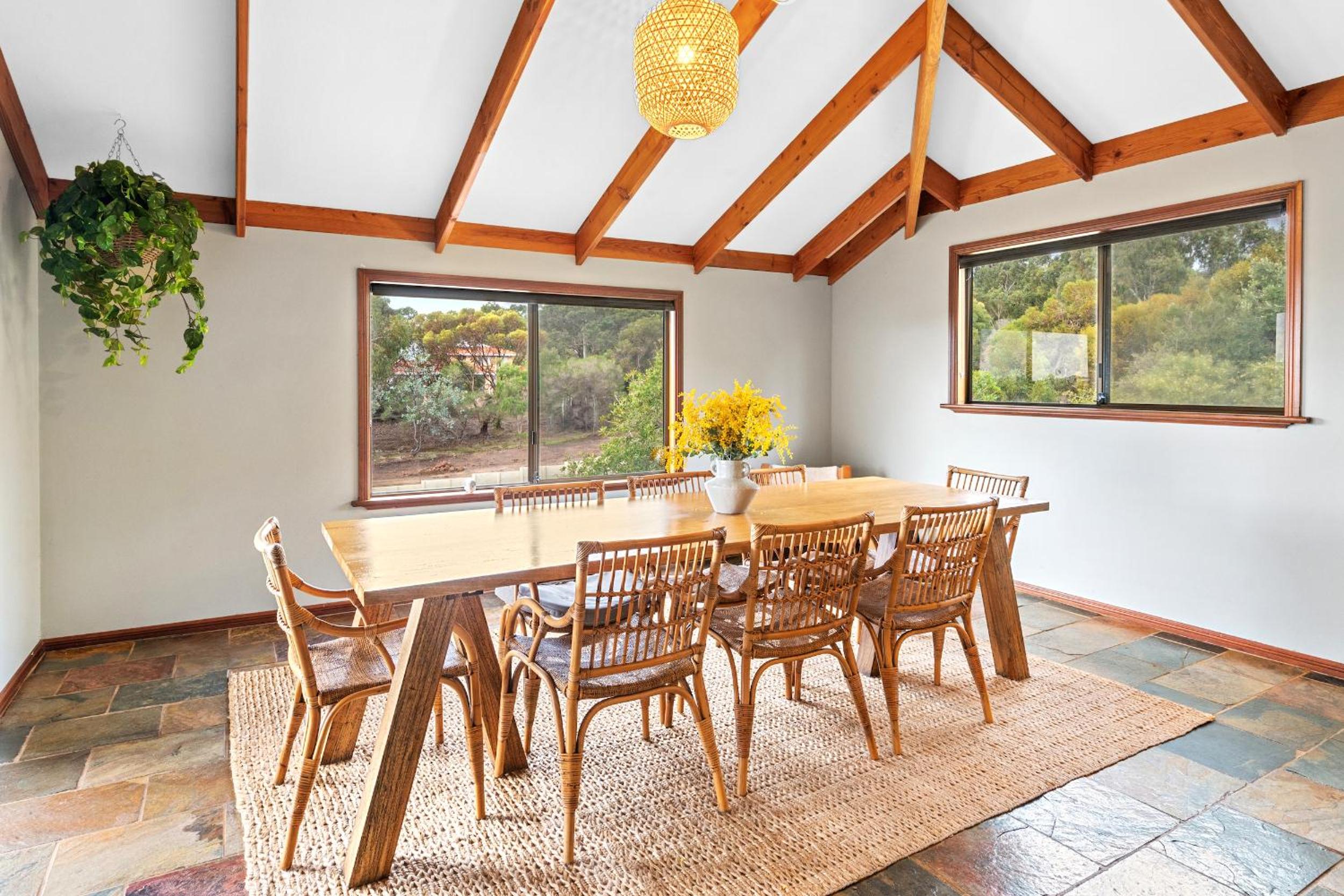Birdie Beach House-huge lounge & verandahs, tennis, basketball, beach 5 min