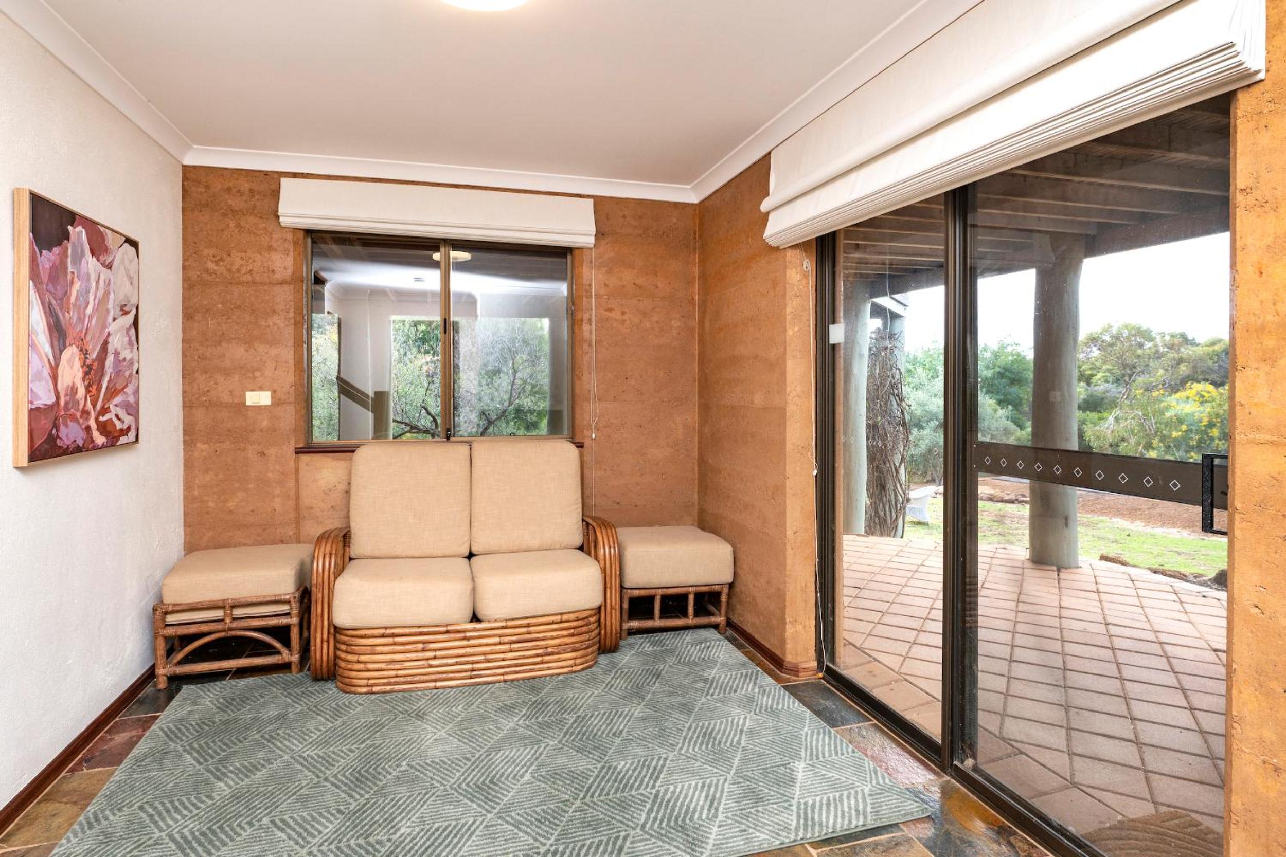 Birdie Beach House-huge lounge & verandahs, tennis, basketball, beach 5 min