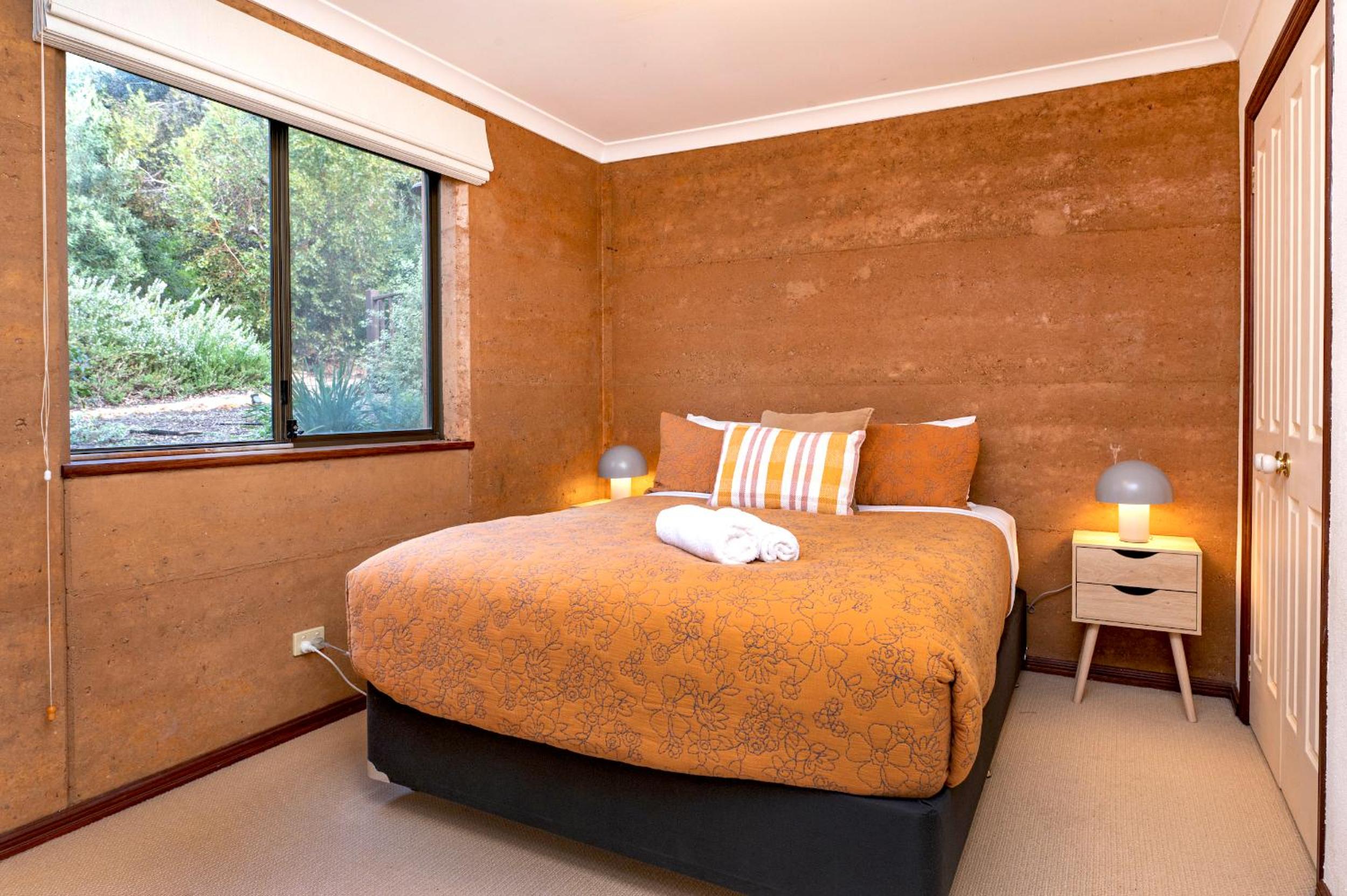 Birdie Beach House-huge lounge & verandahs, tennis, basketball, beach 5 min