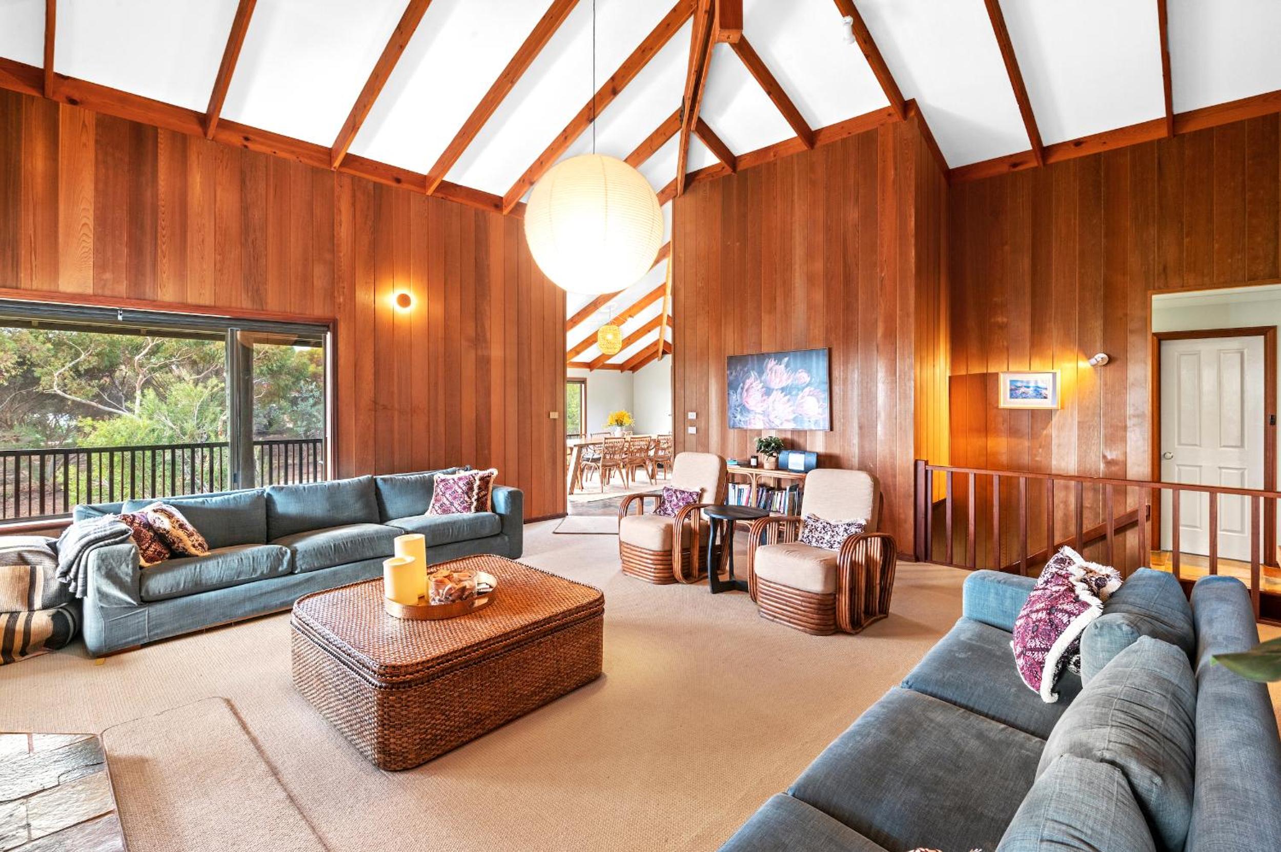 Birdie Beach House-huge lounge & verandahs, tennis, basketball, beach 5 min