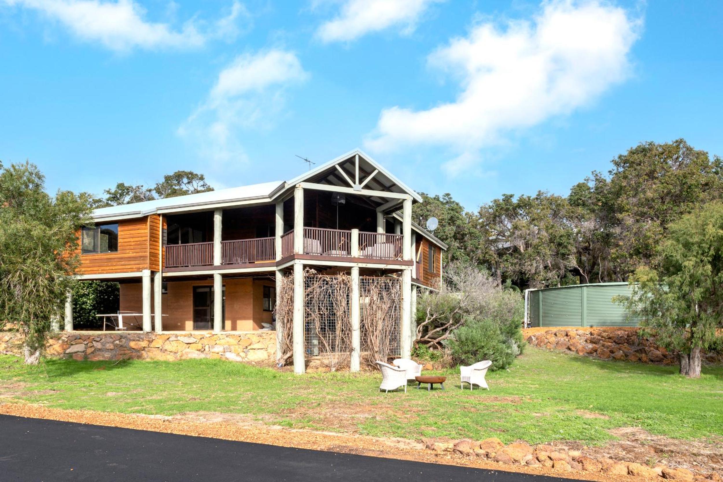 Birdie Beach House-huge lounge & verandahs, tennis, basketball, beach 5 min
