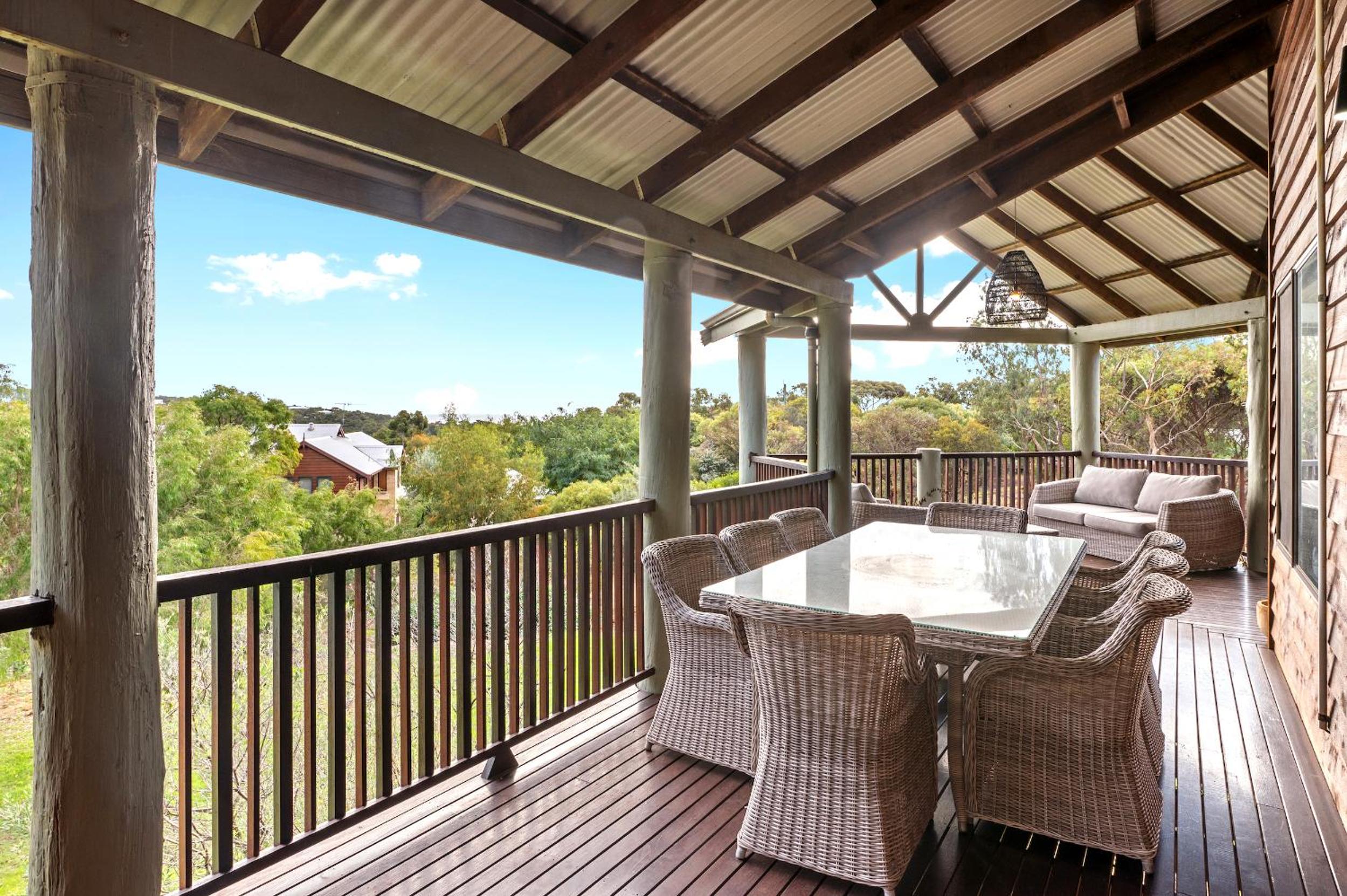 Birdie Beach House-huge lounge & verandahs, tennis, basketball, beach 5 min