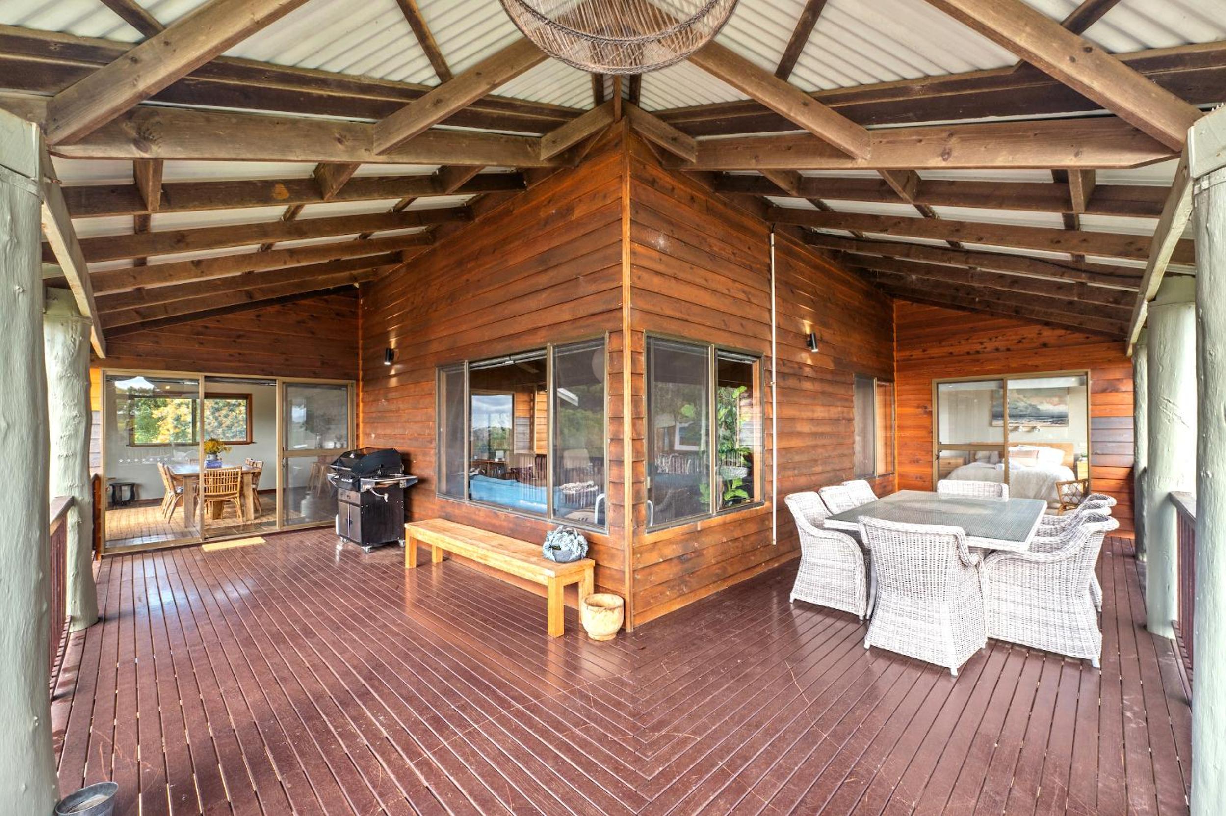 Birdie Beach House-huge lounge & verandahs, tennis, basketball, beach 5 min