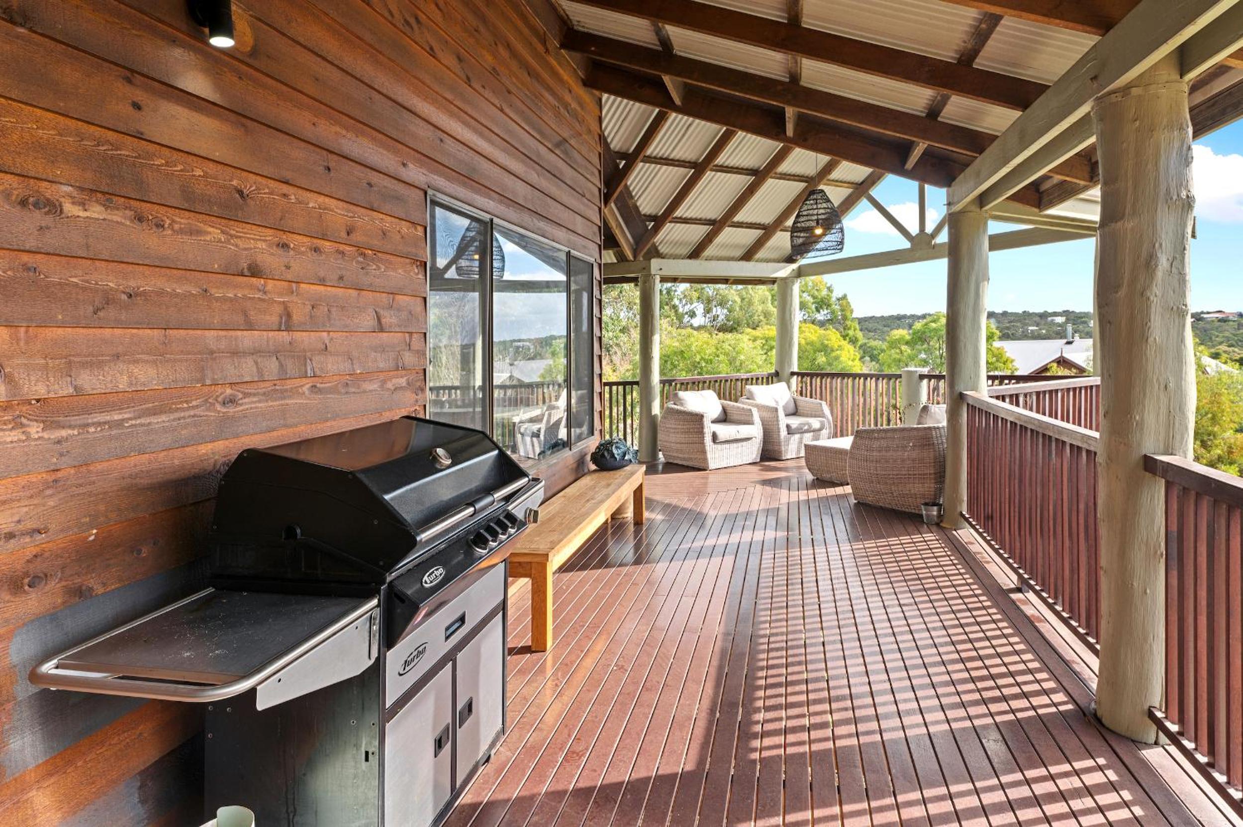 Birdie Beach House-huge lounge & verandahs, tennis, basketball, beach 5 min