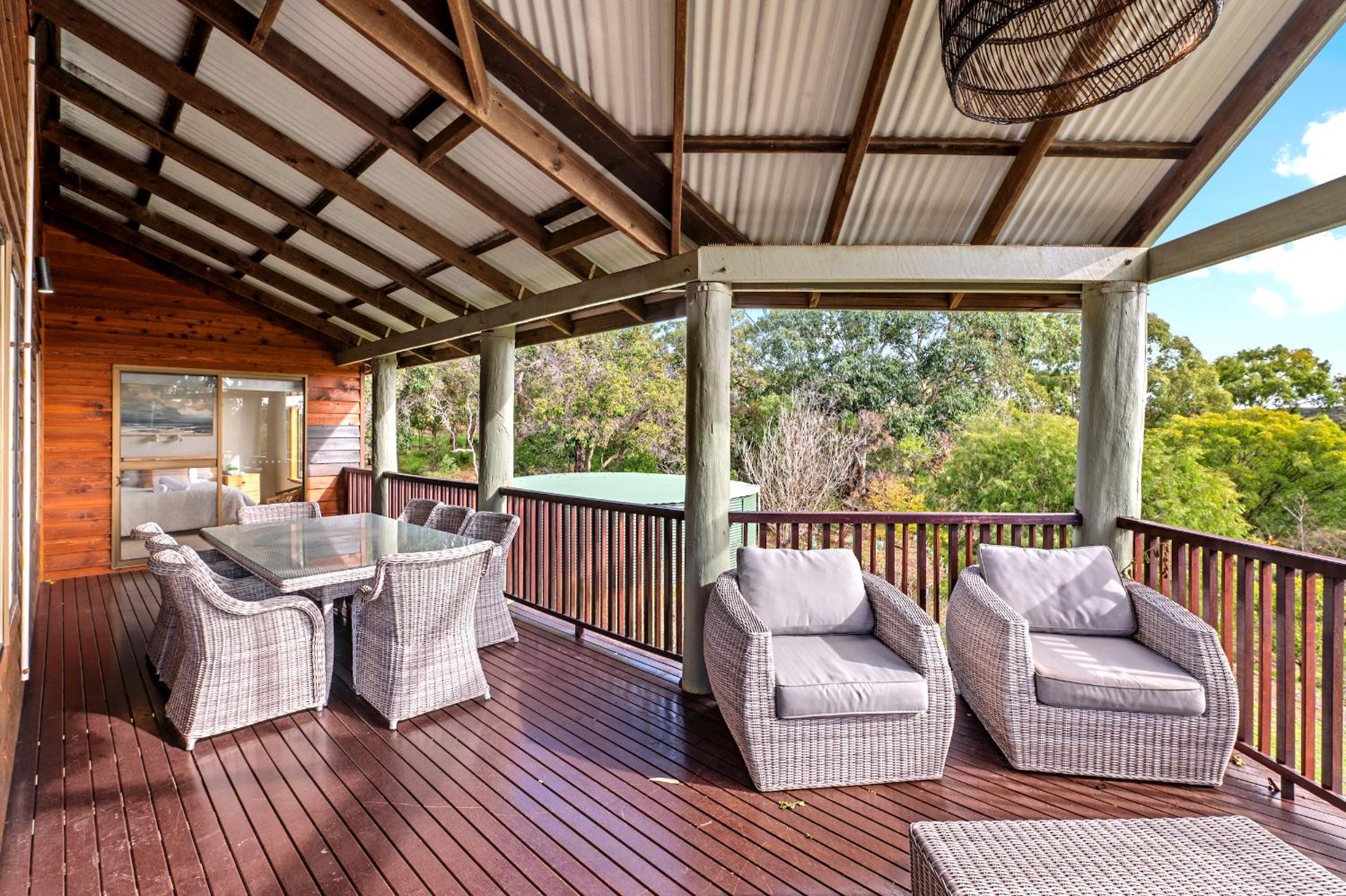 Birdie Beach House-huge lounge & verandahs, tennis, basketball, beach 5 min