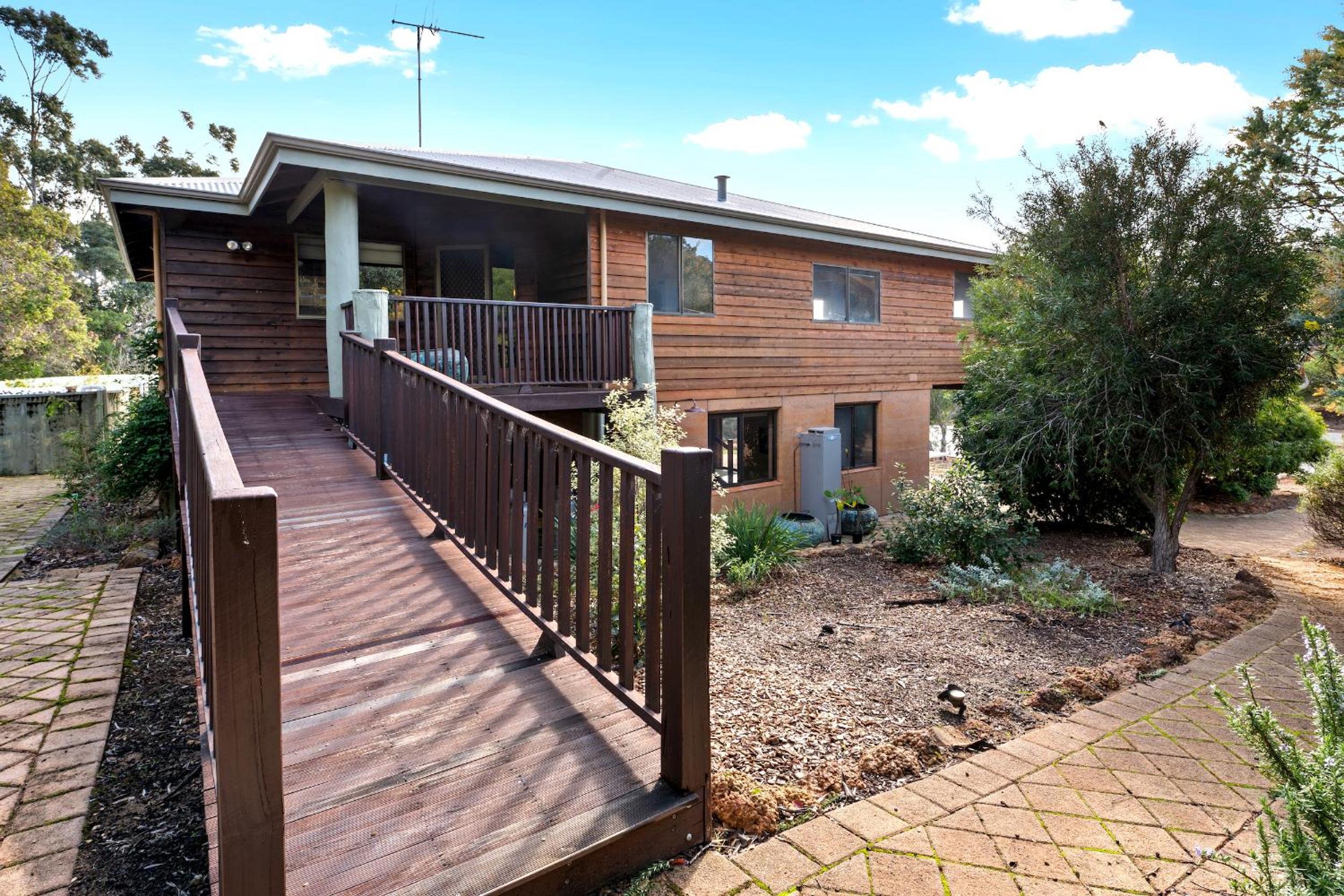 Birdie Beach House-huge lounge & verandahs, tennis, basketball, beach 5 min