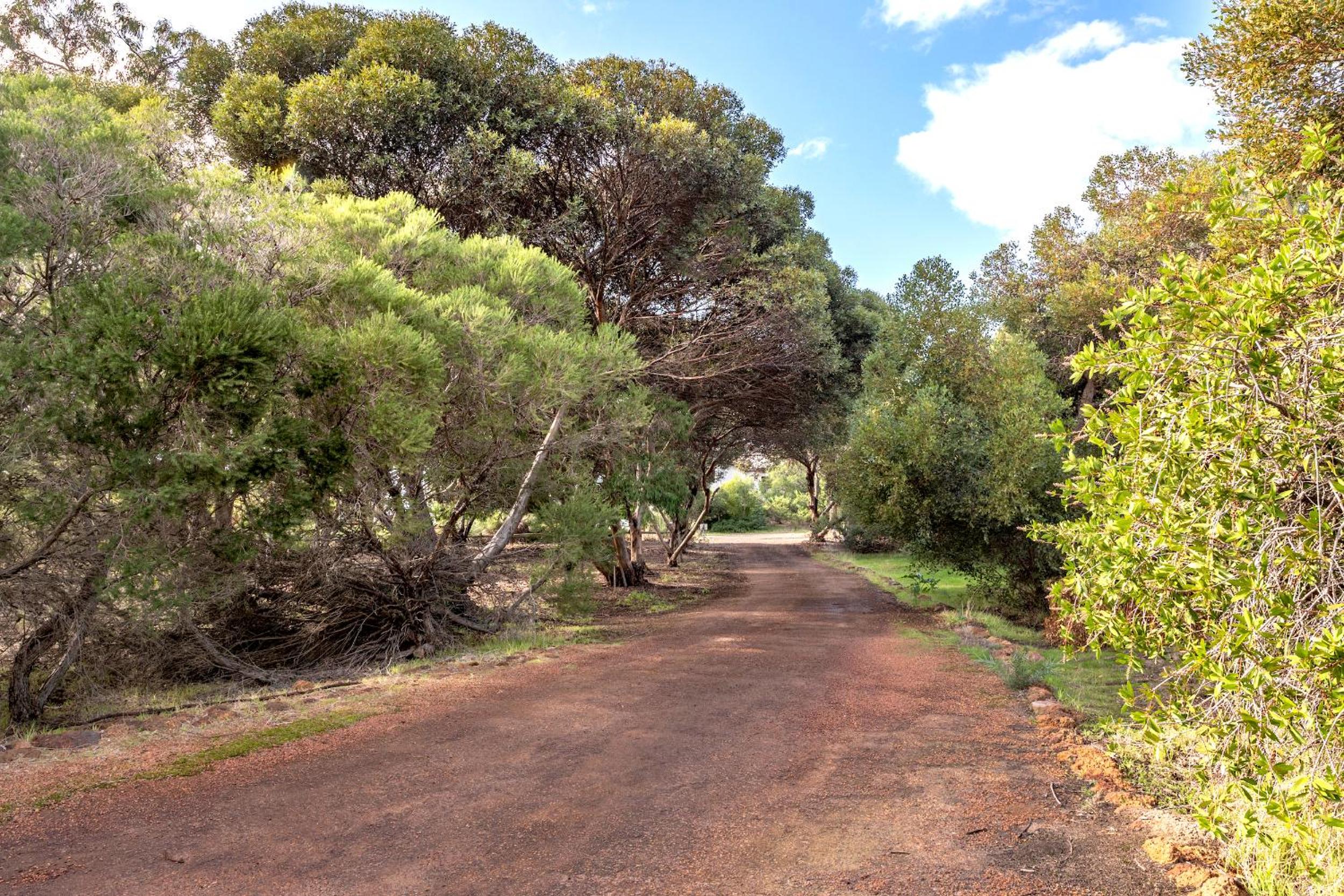 Birdie Beach House-huge lounge & verandahs, tennis, basketball, beach 5 min