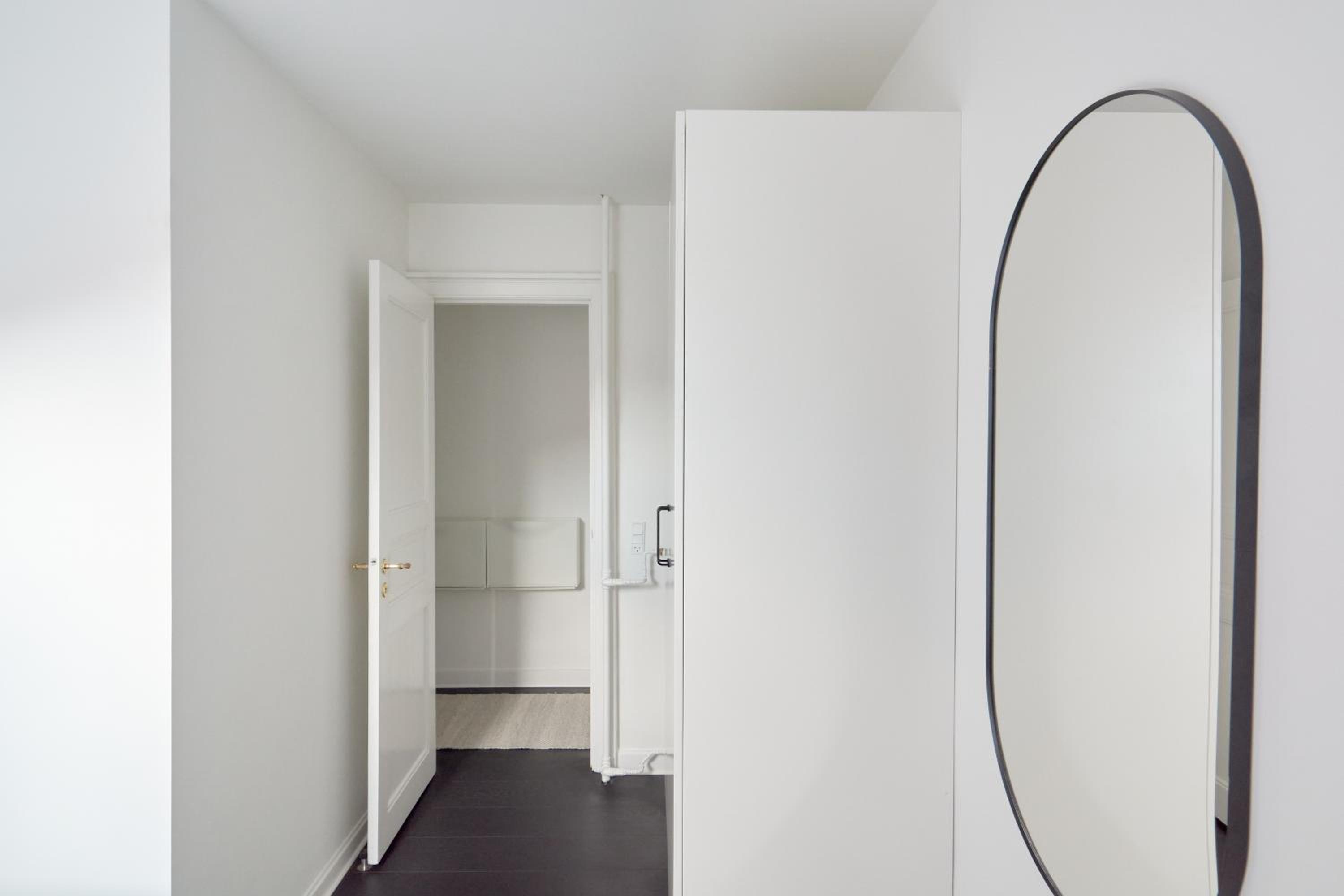 Beautiful 3 Bedroom Flat Near Shopping & Metro