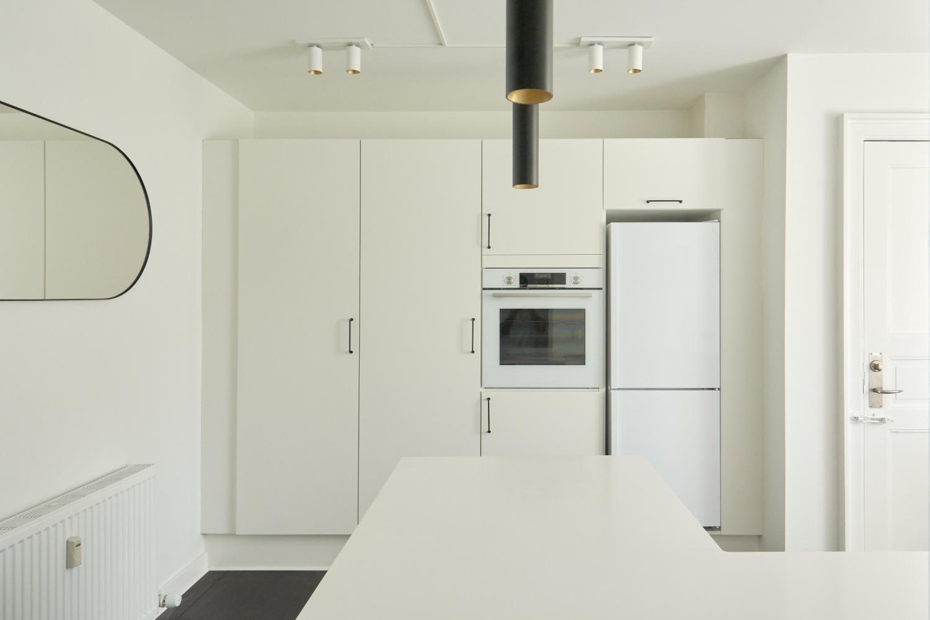 Beautiful 3 Bedroom Flat Near Shopping & Metro