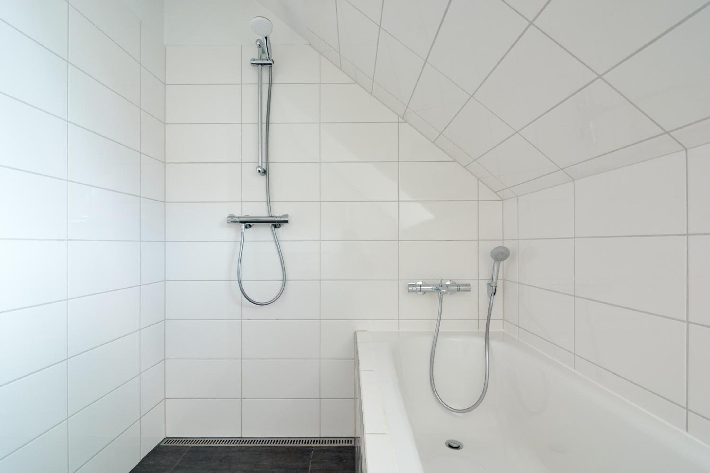 Beautiful 3 Bedroom Flat Near Shopping & Metro