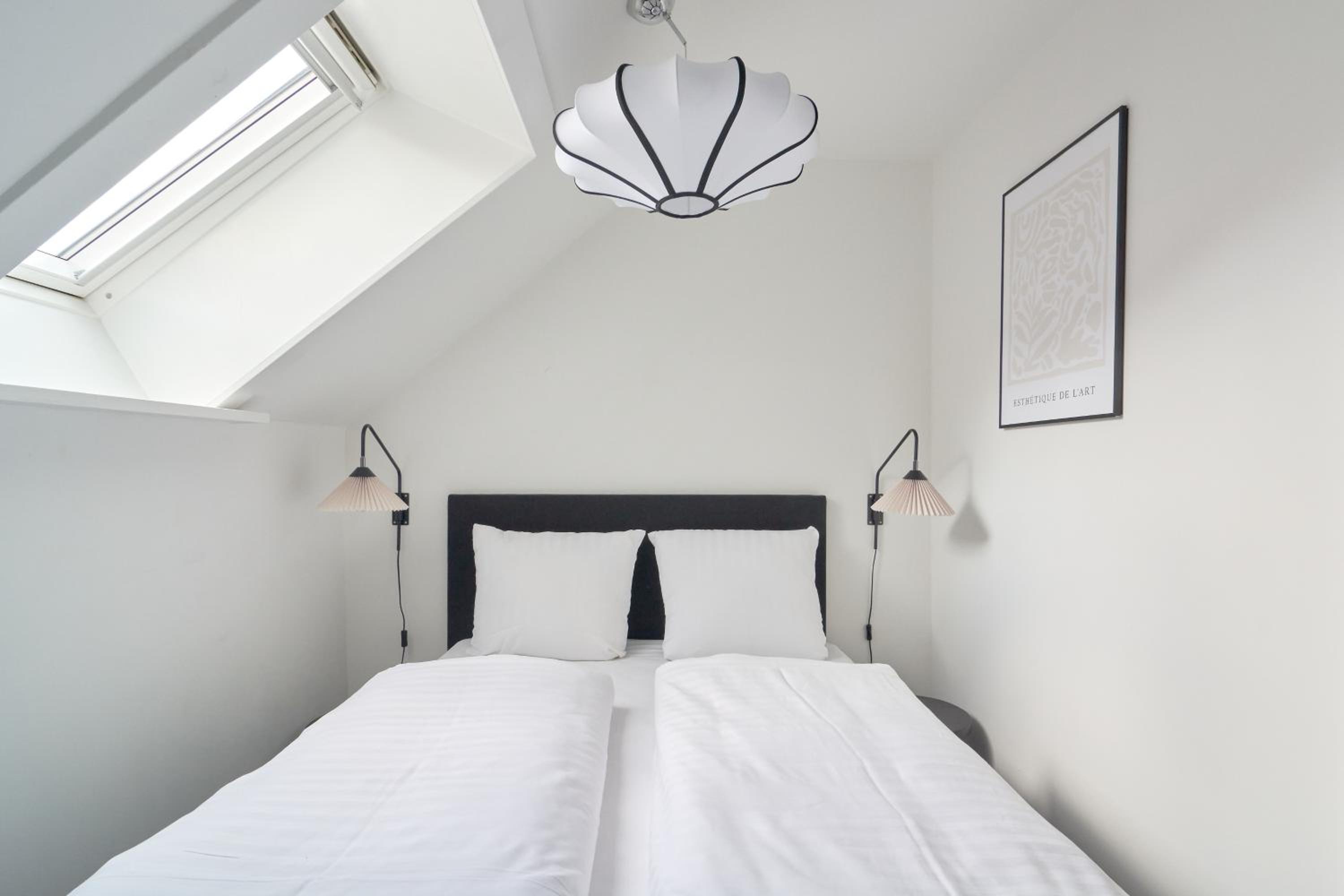Beautiful 3 Bedroom Flat Near Shopping & Metro