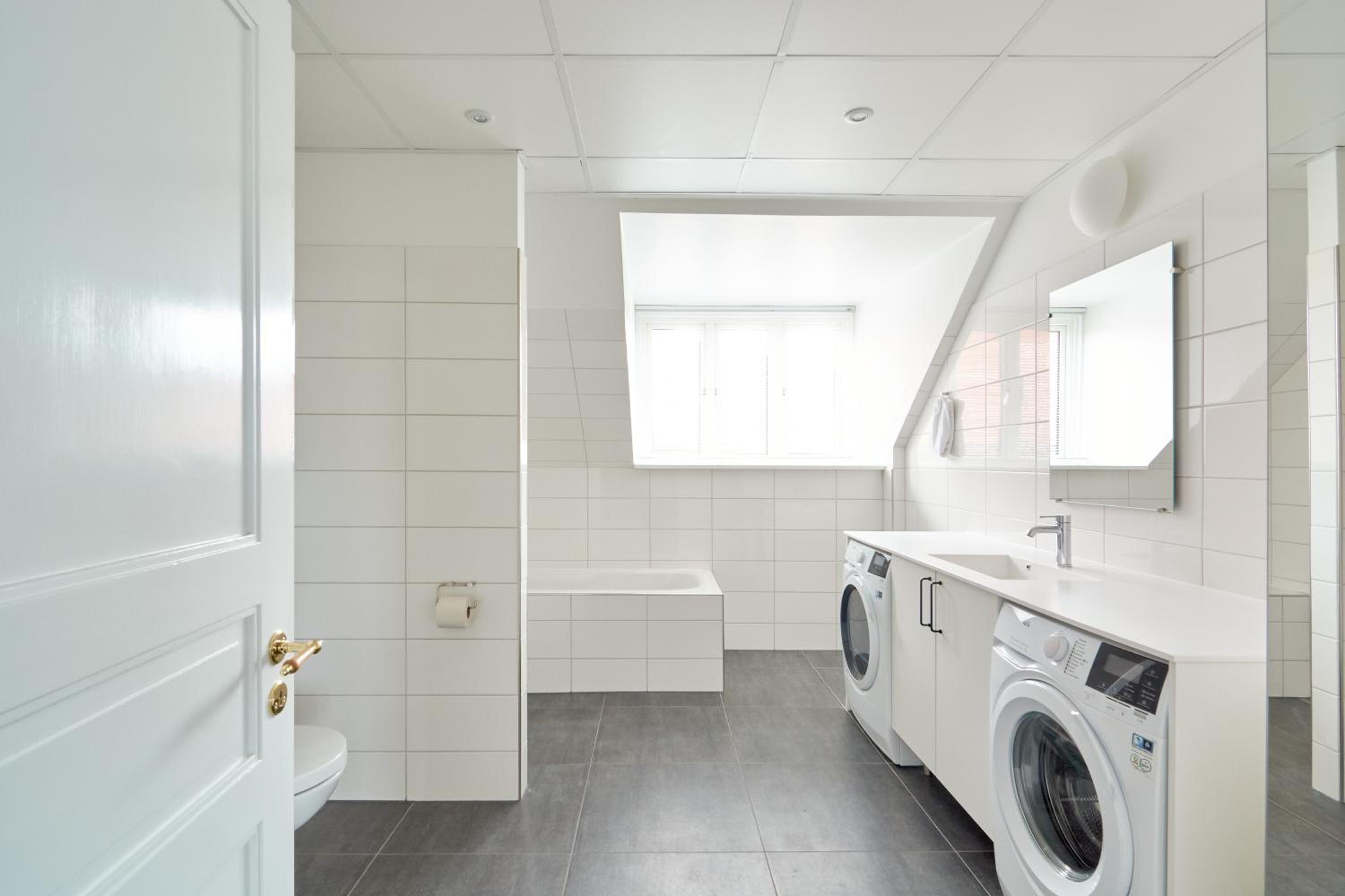 Beautiful 3 Bedroom Flat Near Shopping & Metro
