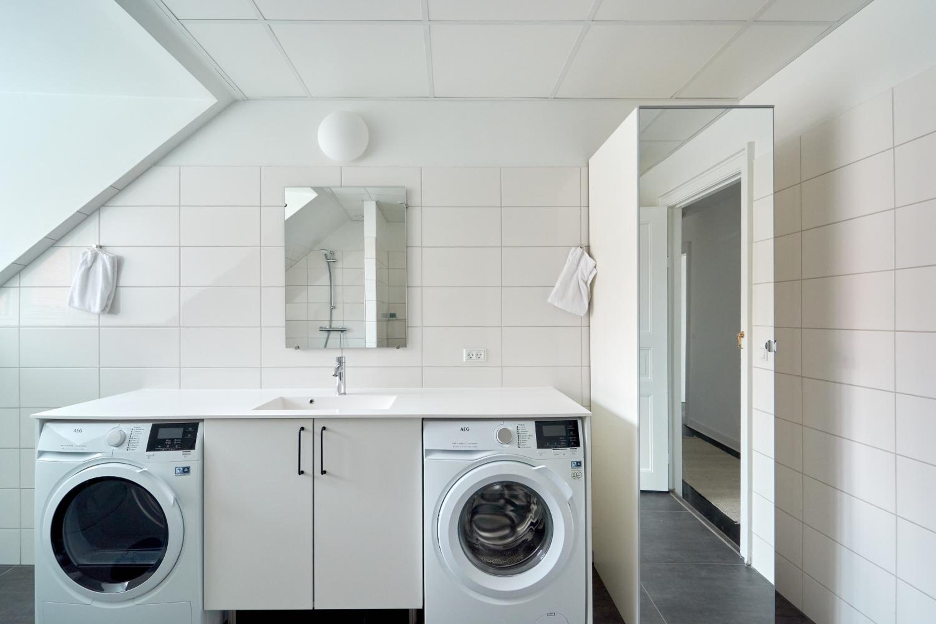 Beautiful 3 Bedroom Flat Near Shopping & Metro