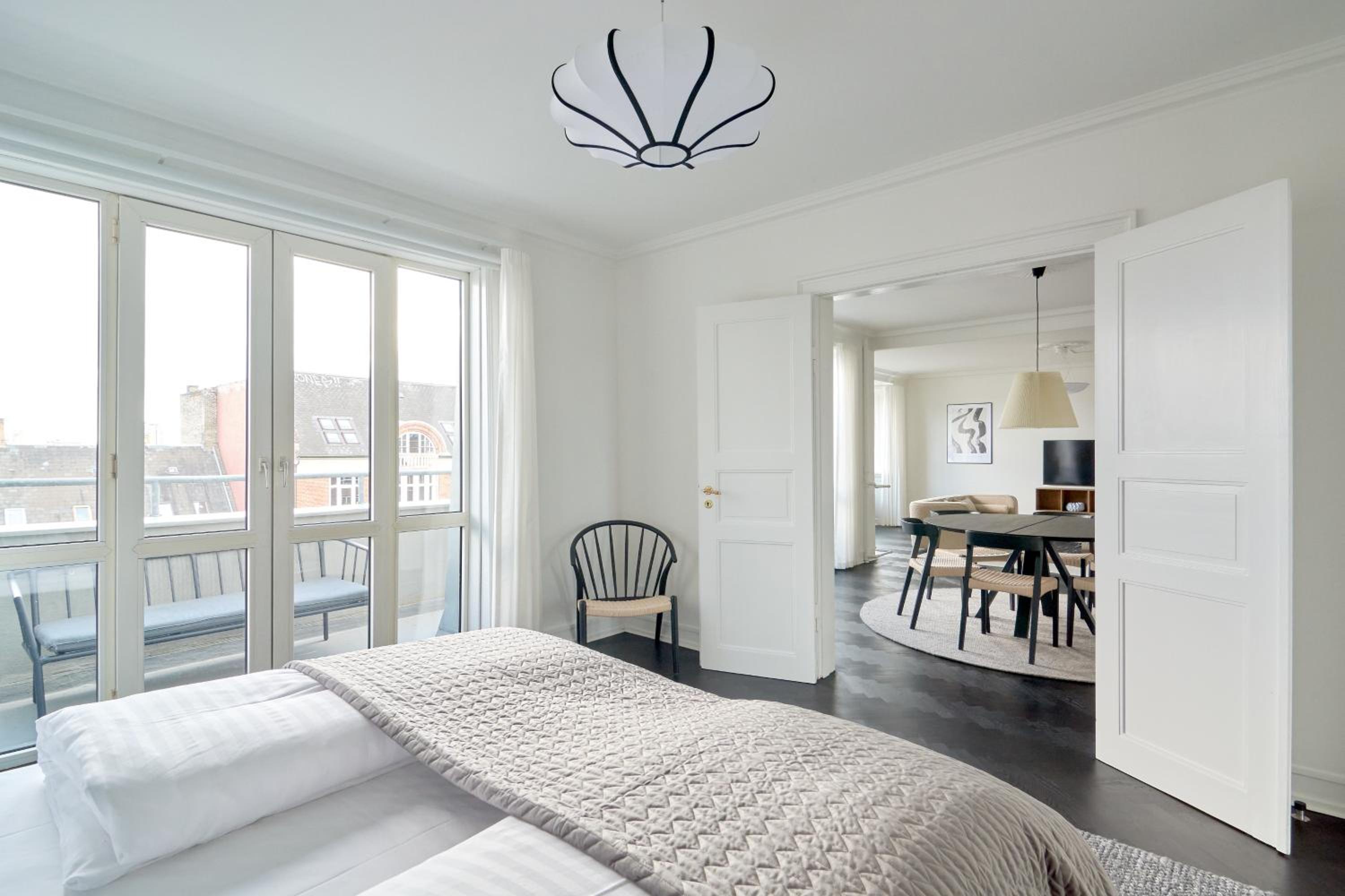 Beautiful 3 Bedroom Flat Near Shopping & Metro
