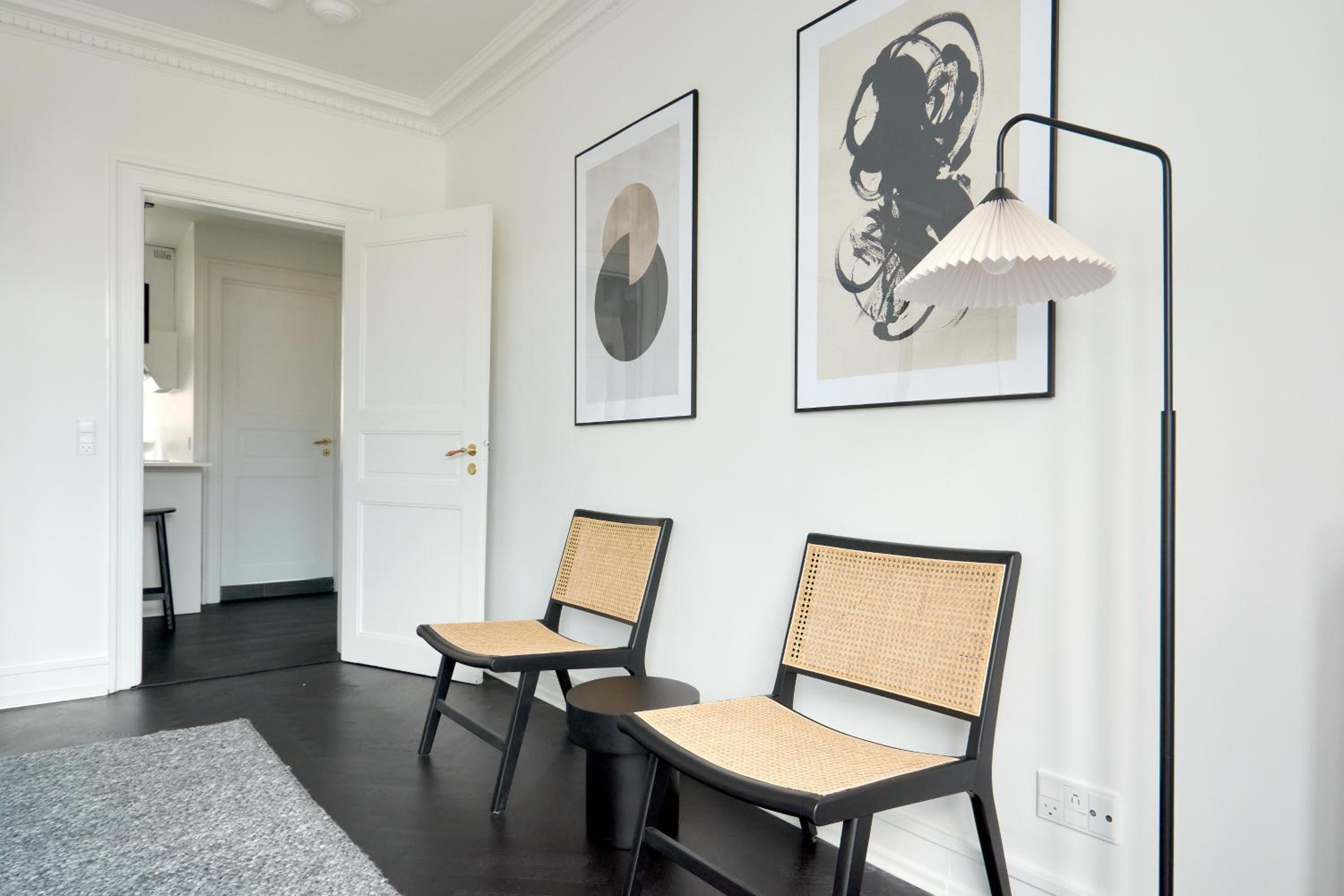 Beautiful 3 Bedroom Flat Near Shopping & Metro