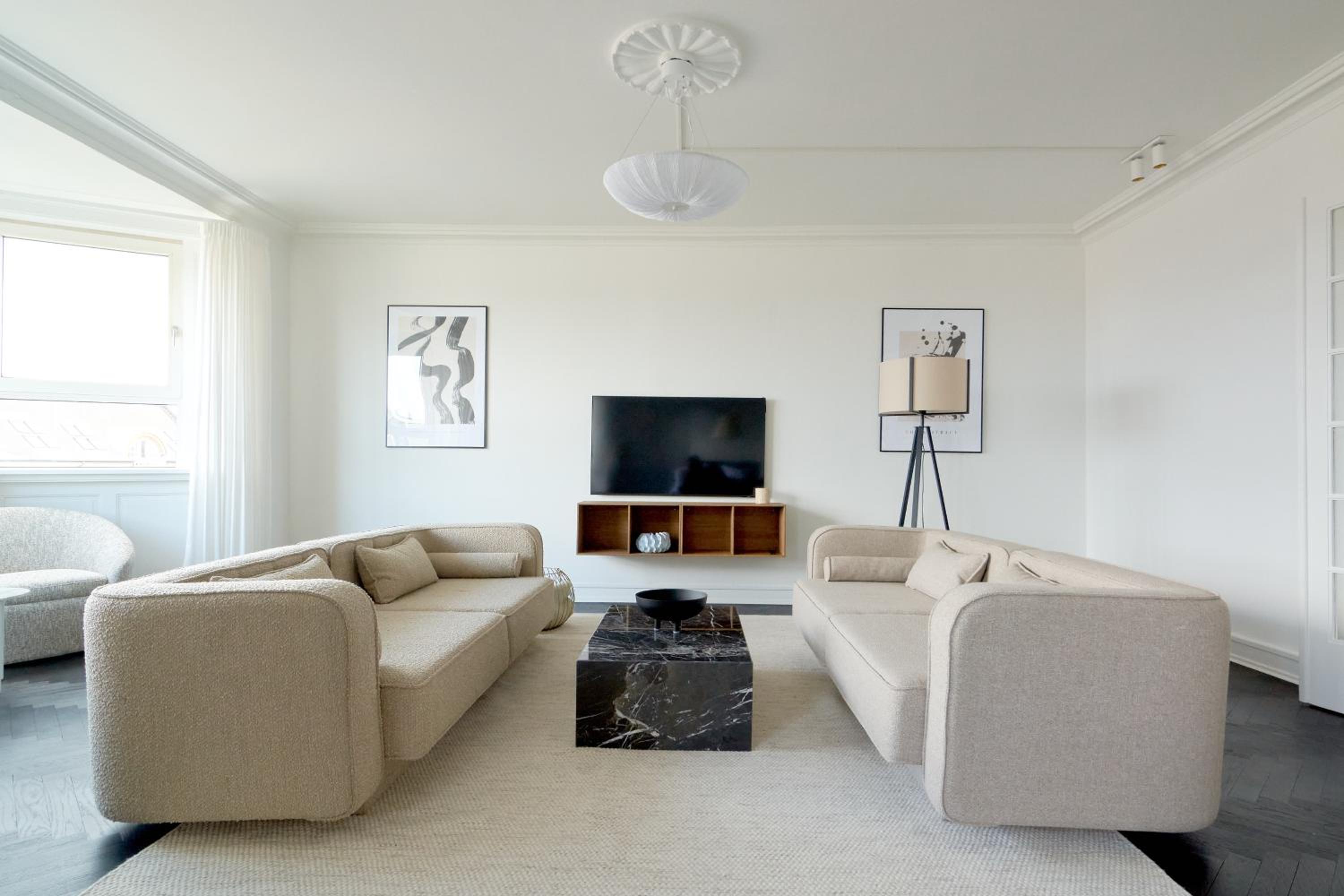 Beautiful 3 Bedroom Flat Near Shopping & Metro