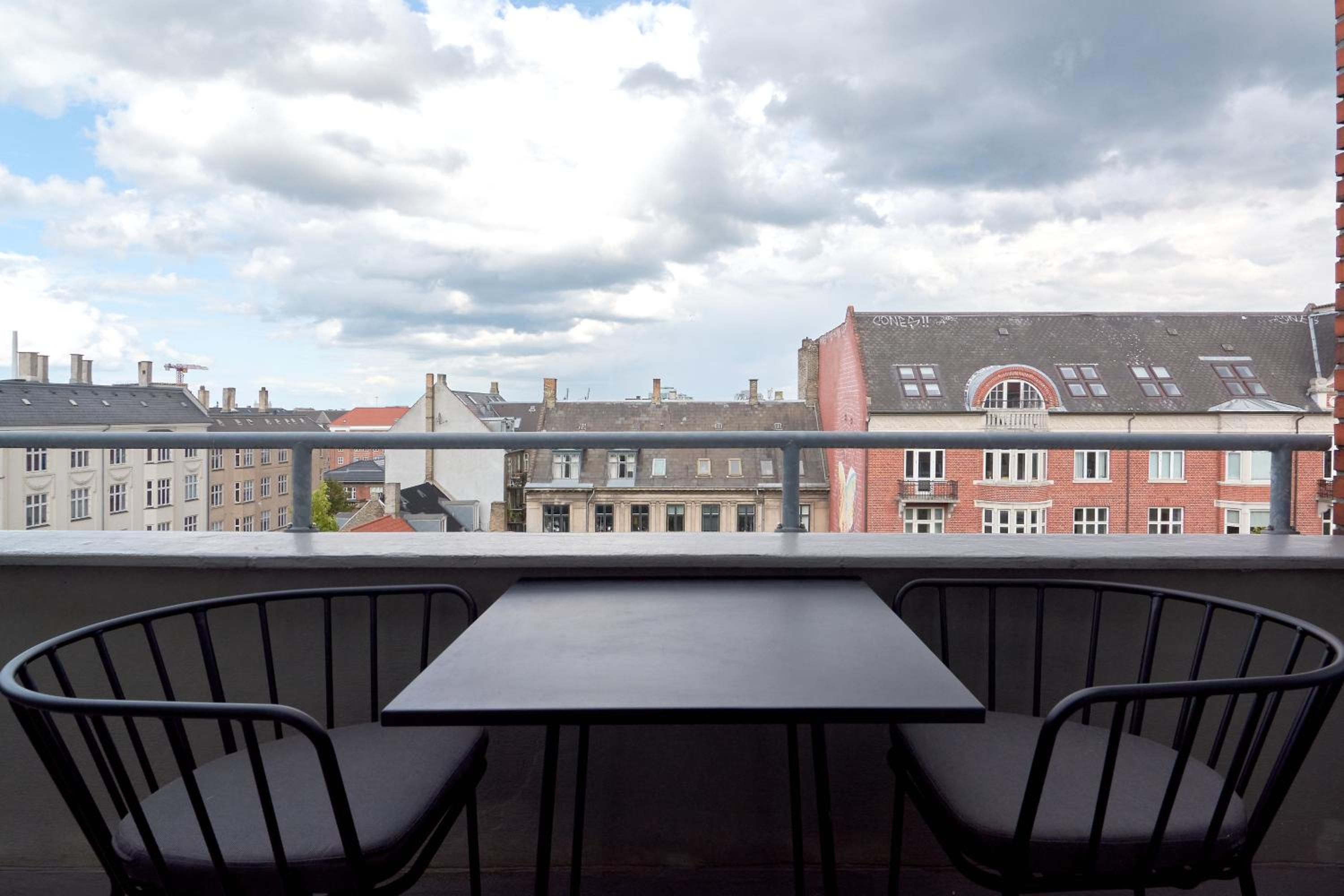 Beautiful 3 Bedroom Flat Near Shopping & Metro