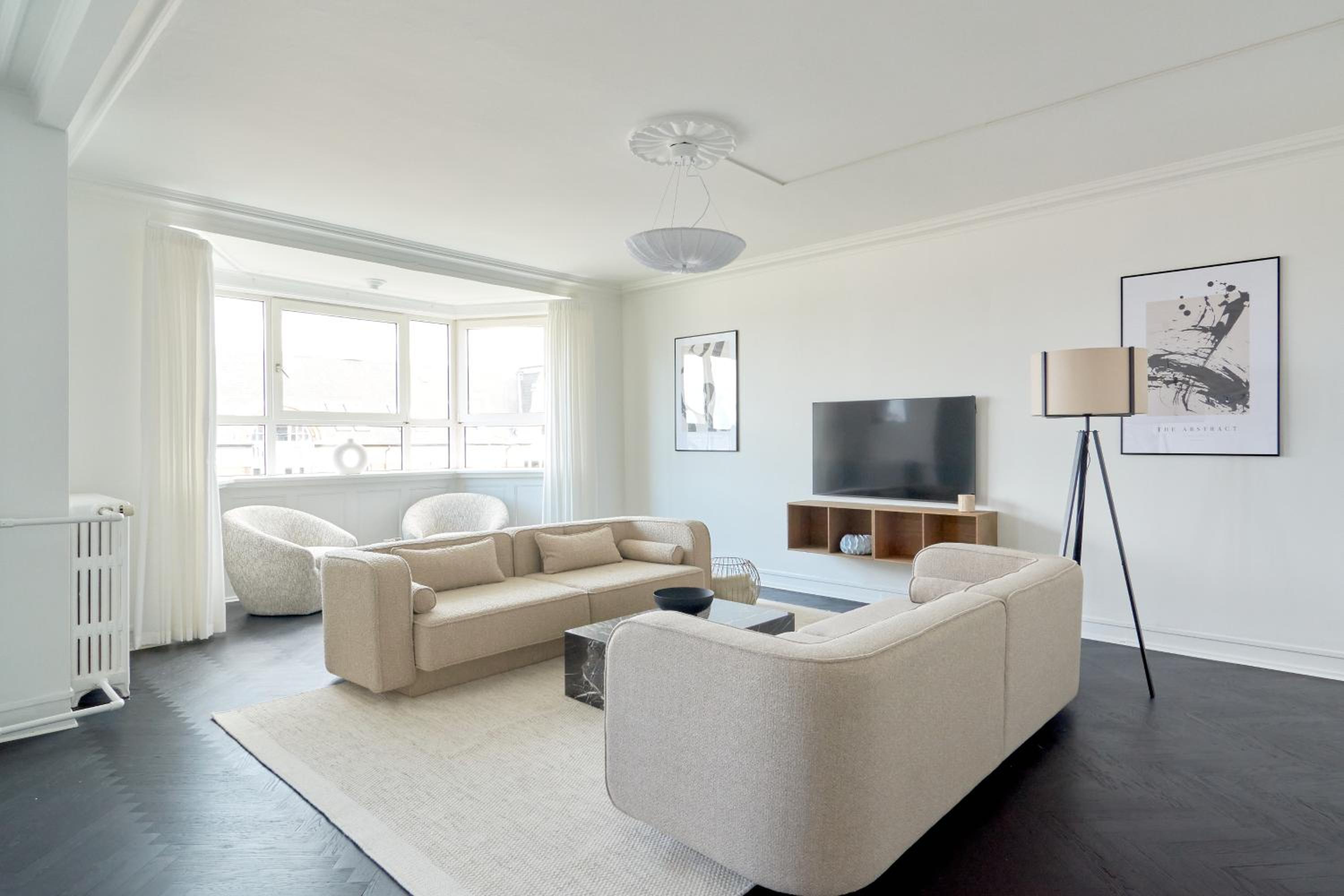 Beautiful 3 Bedroom Flat Near Shopping & Metro
