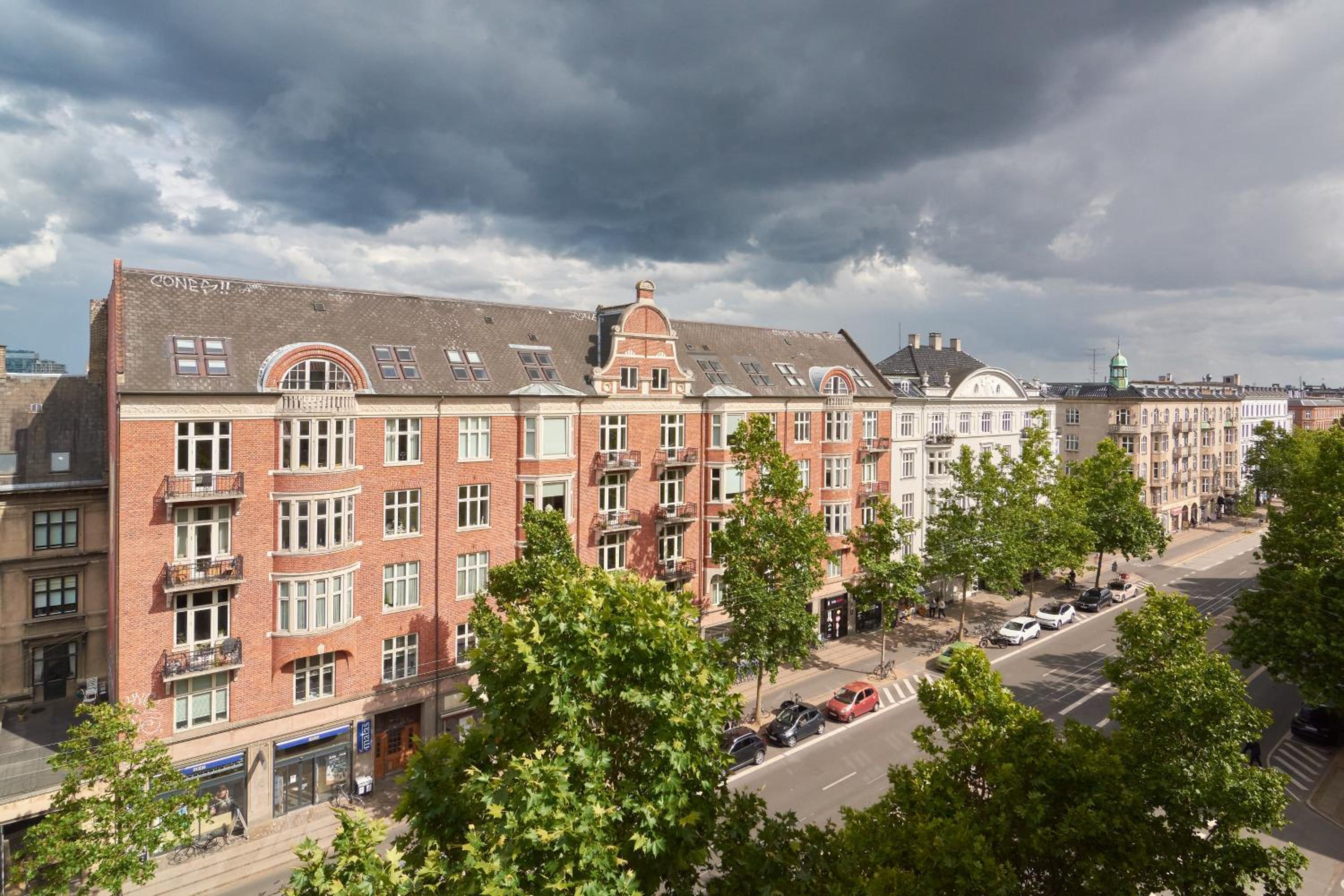 Beautiful 3 Bedroom Flat Near Shopping & Metro