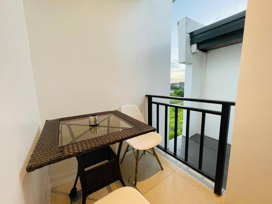 Couple Pad with own bath near Clark (Casa Isabela) view 2