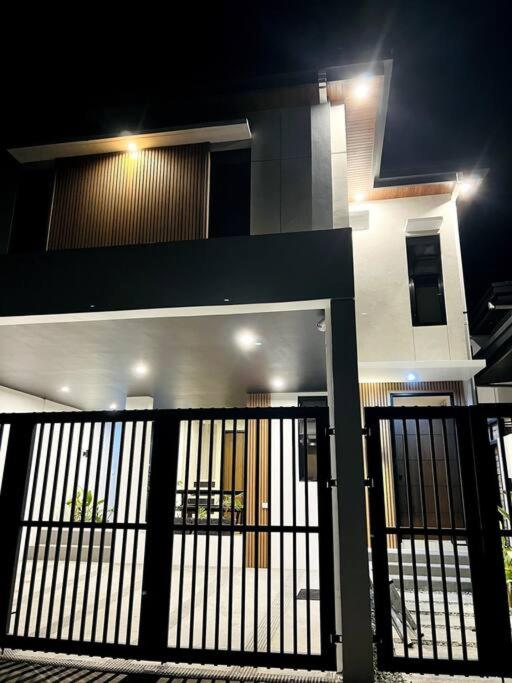 Couple Pad with own bath near Clark (Casa Isabela) view 3