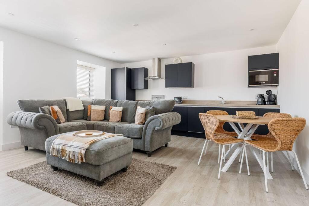 Modern 1 Bed, close to beach and highstreet view 5