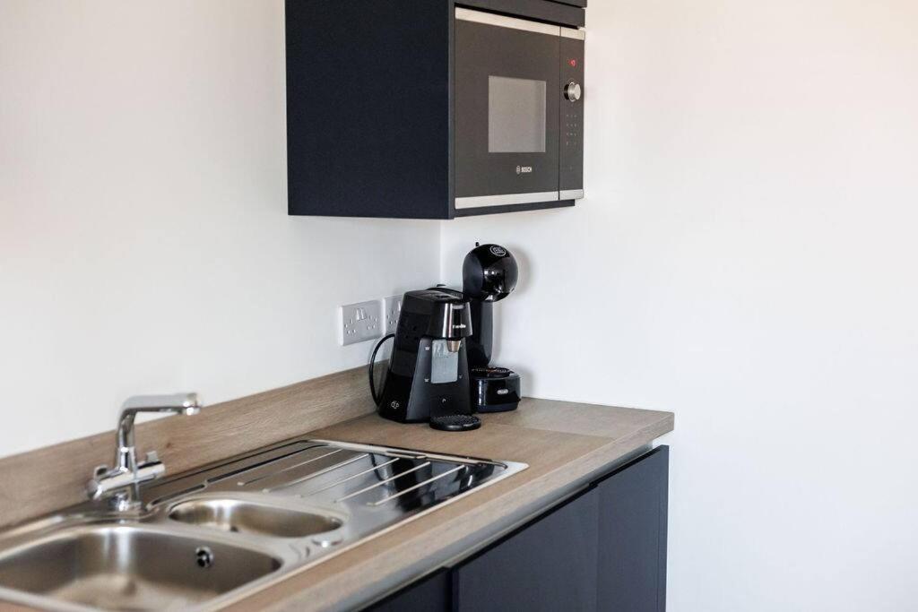 Modern 1 Bed, close to beach and highstreet view 2