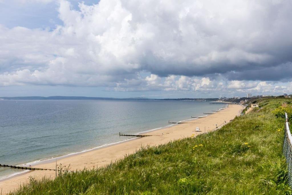 Modern 1 Bed, close to beach and highstreet view 3