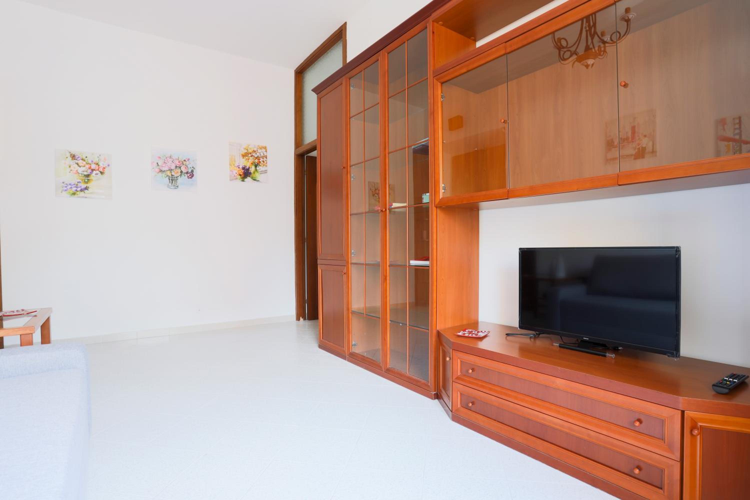 GuestHost - Bright Apartment near the sea with parking view 5