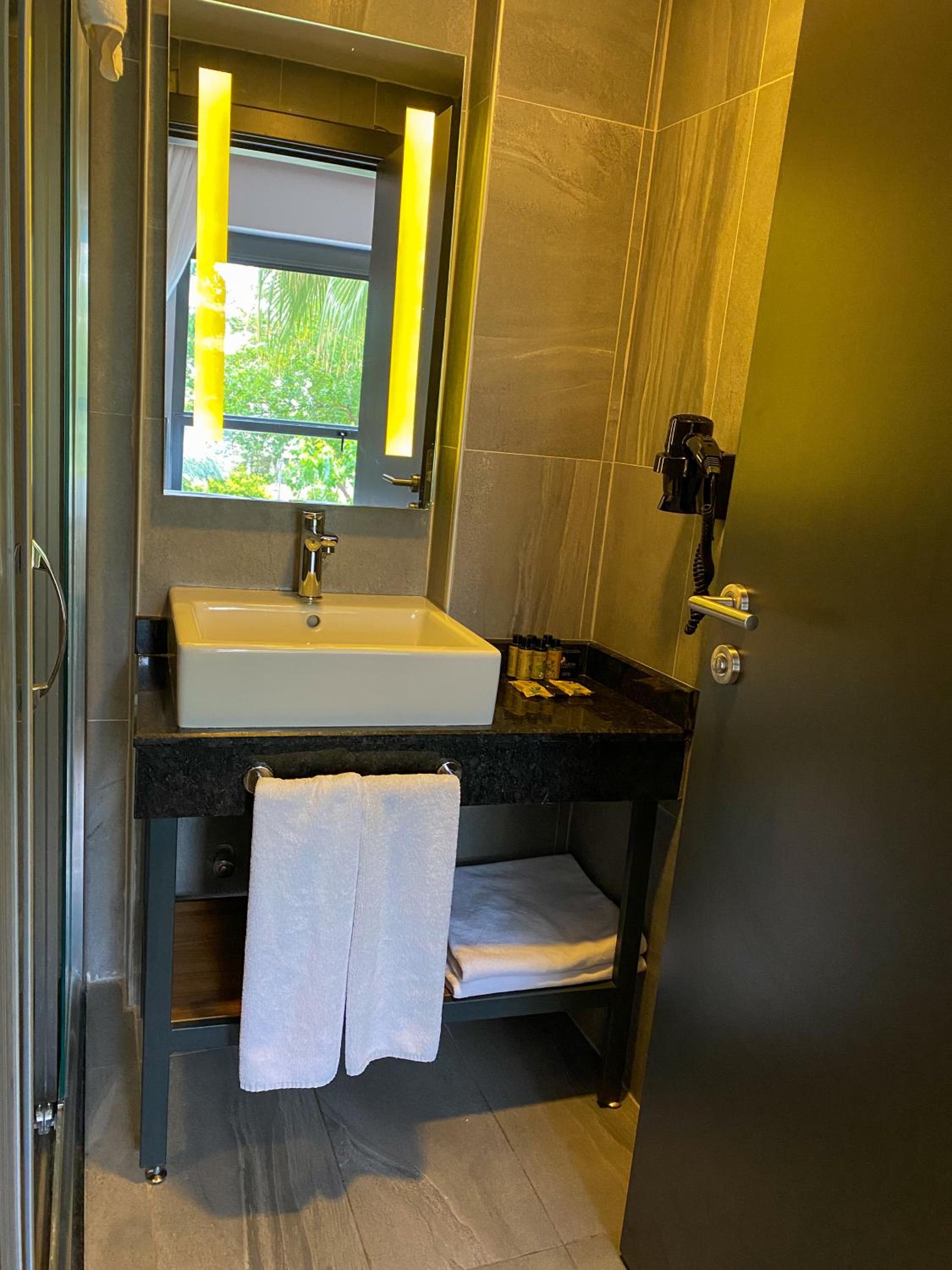 Falcon 1511 - Image 34