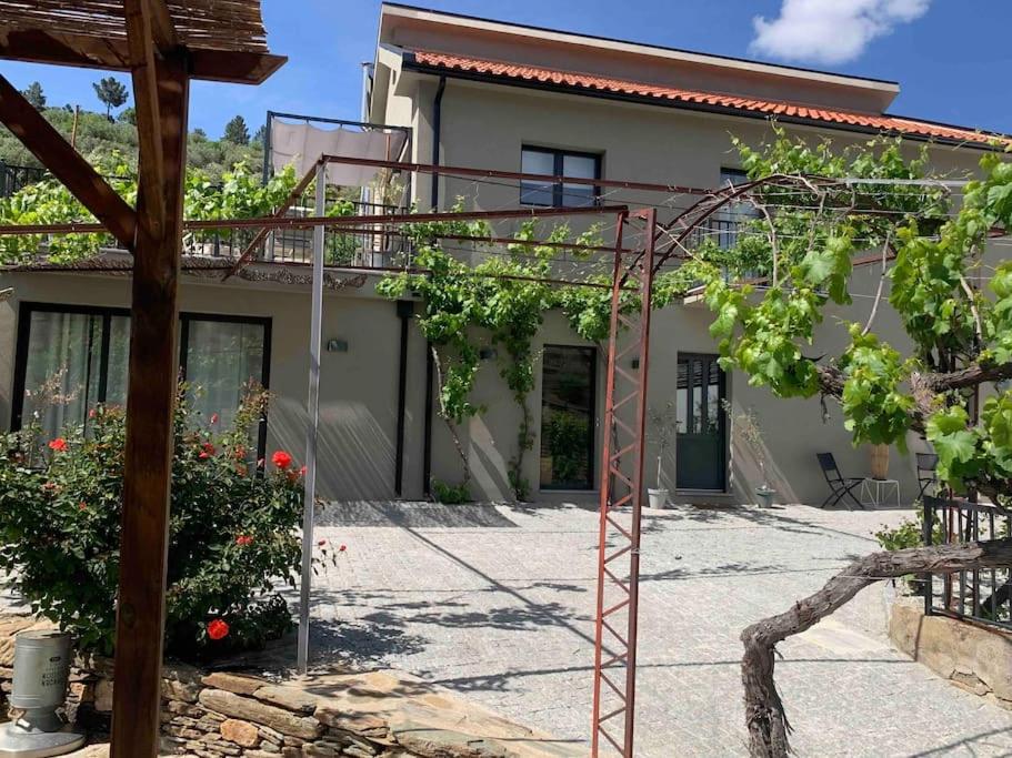 Valadouro Cottage Douro Vallée with a Pool