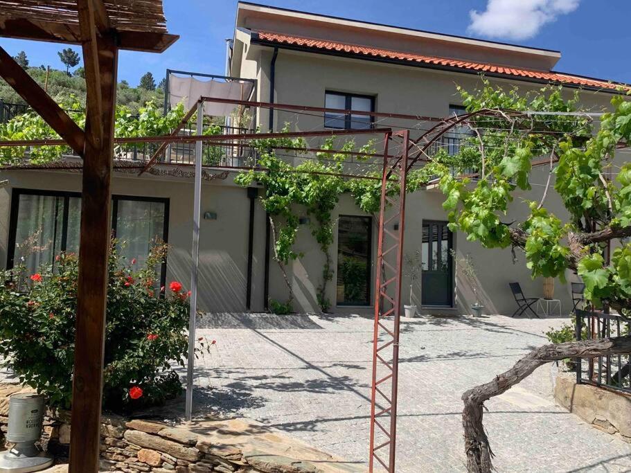 Valadouro Cottage Douro Vallée with a Pool