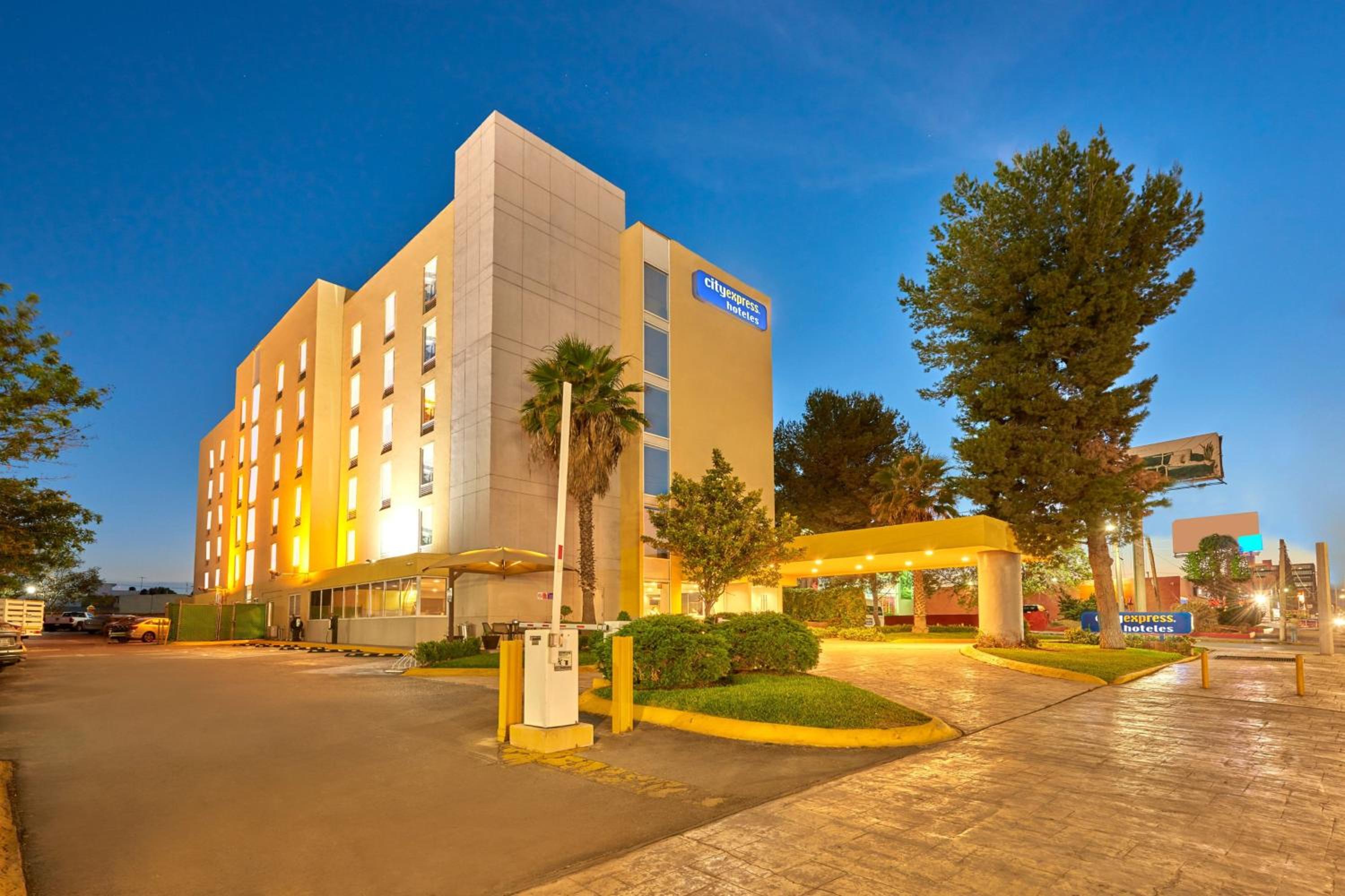 Saltillo Vacations - City Express by Marriott Saltillo Norte - Property Image 1