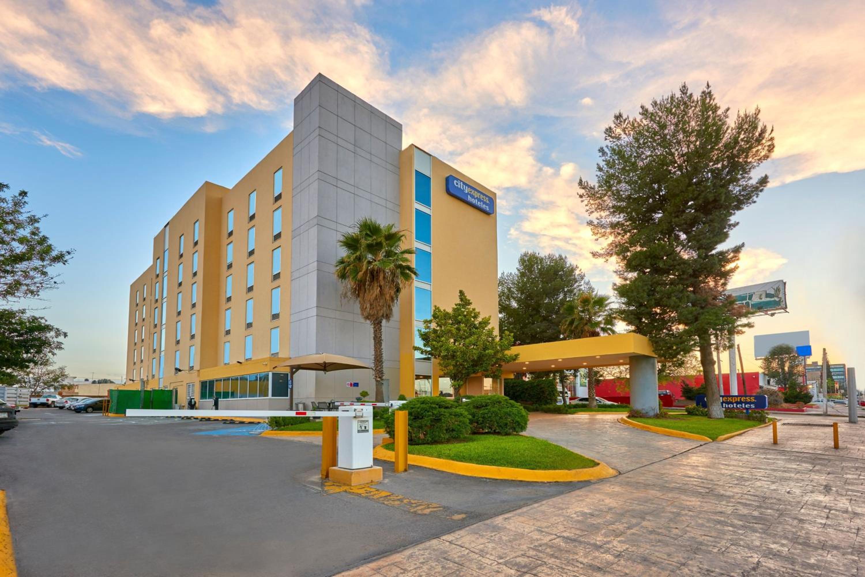 Saltillo Vacations - City Express by Marriott Saltillo Norte - Property Image 3