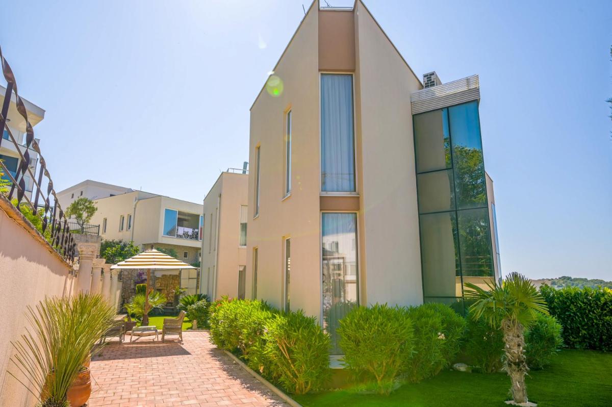 Villa Art gallery apartments view 2