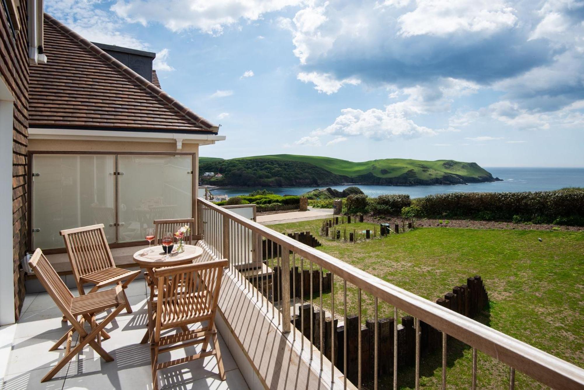 Apartment 13, Willow Cove view 2