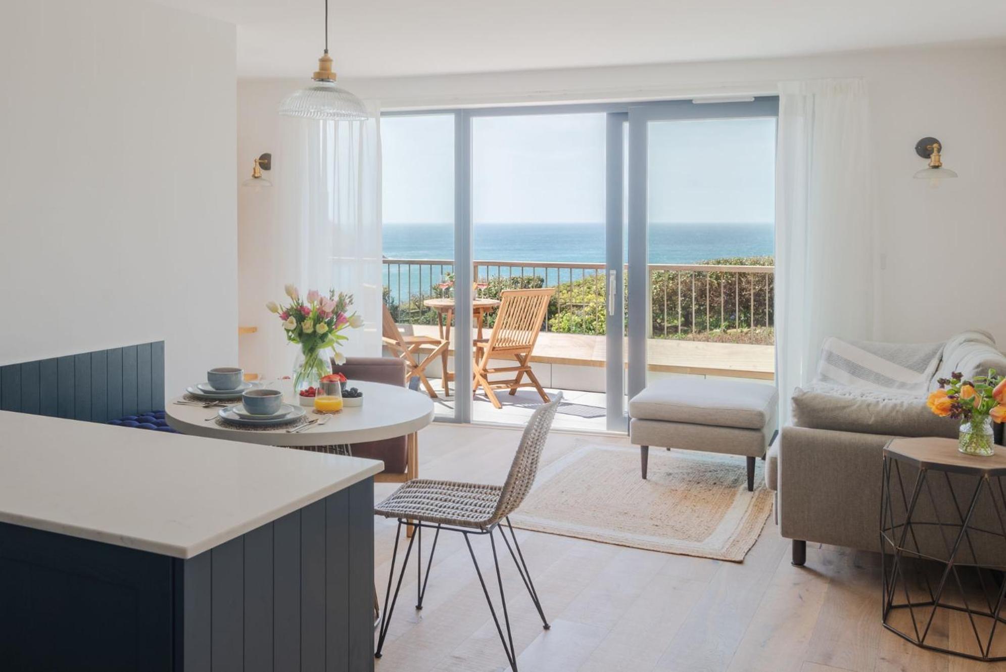 Apartment 8, Forest Cove view 4