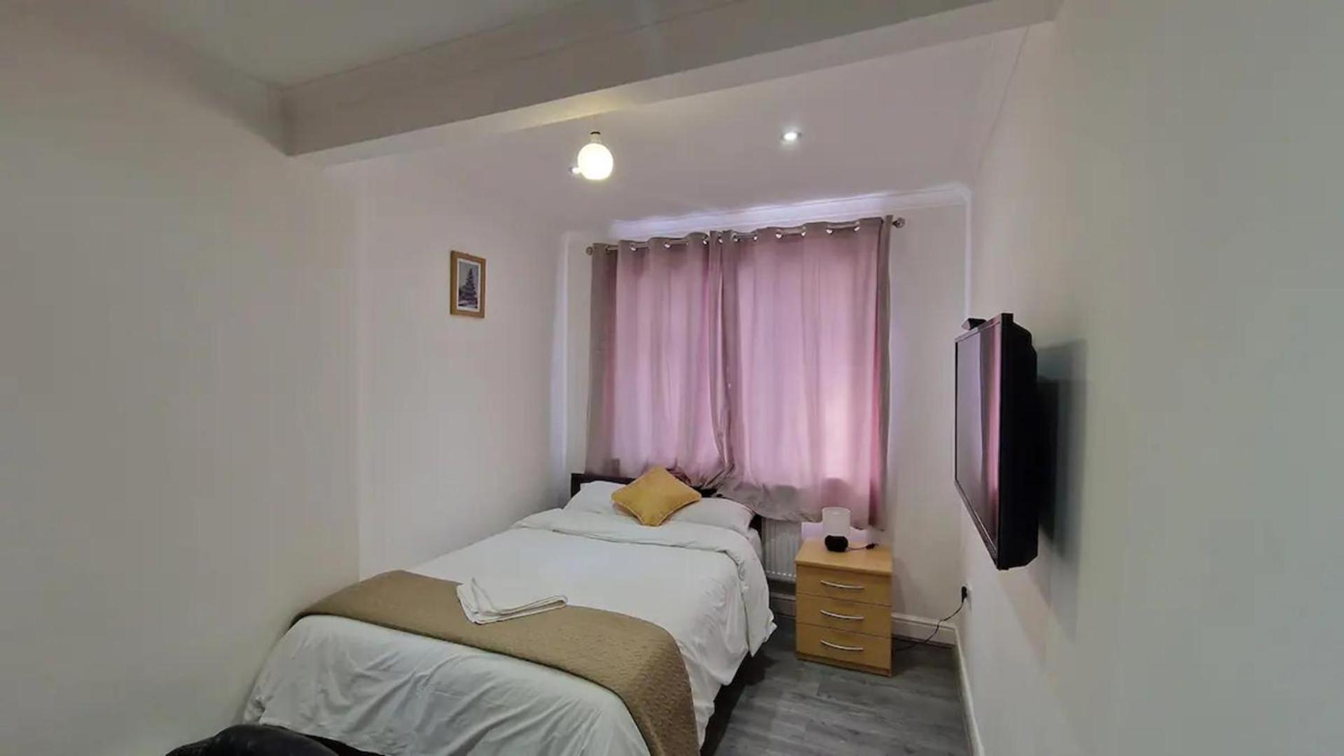 Captivating 2-Bed Apartment in Ilford