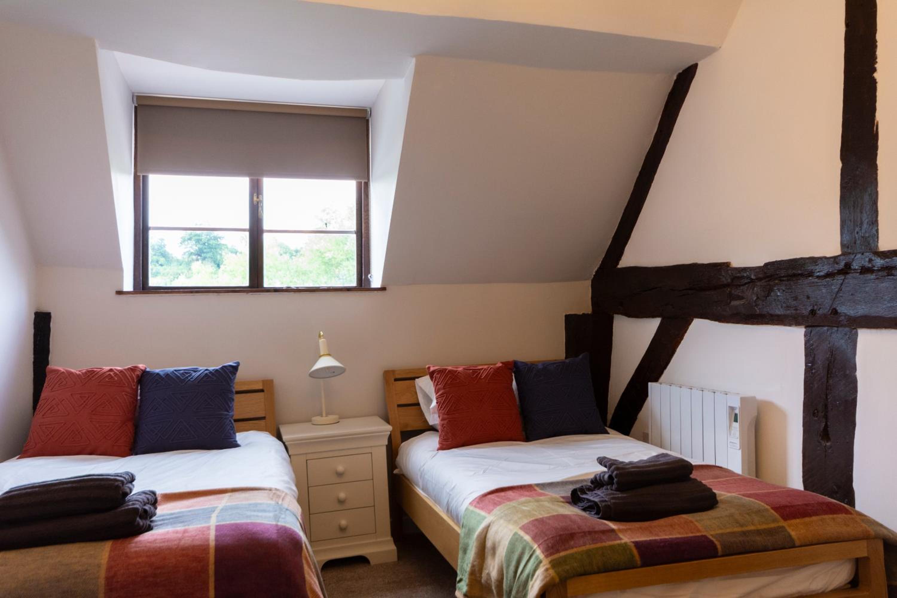 Bewdley River Cottage - Free private gated parking for 2 cars - River front location view 5