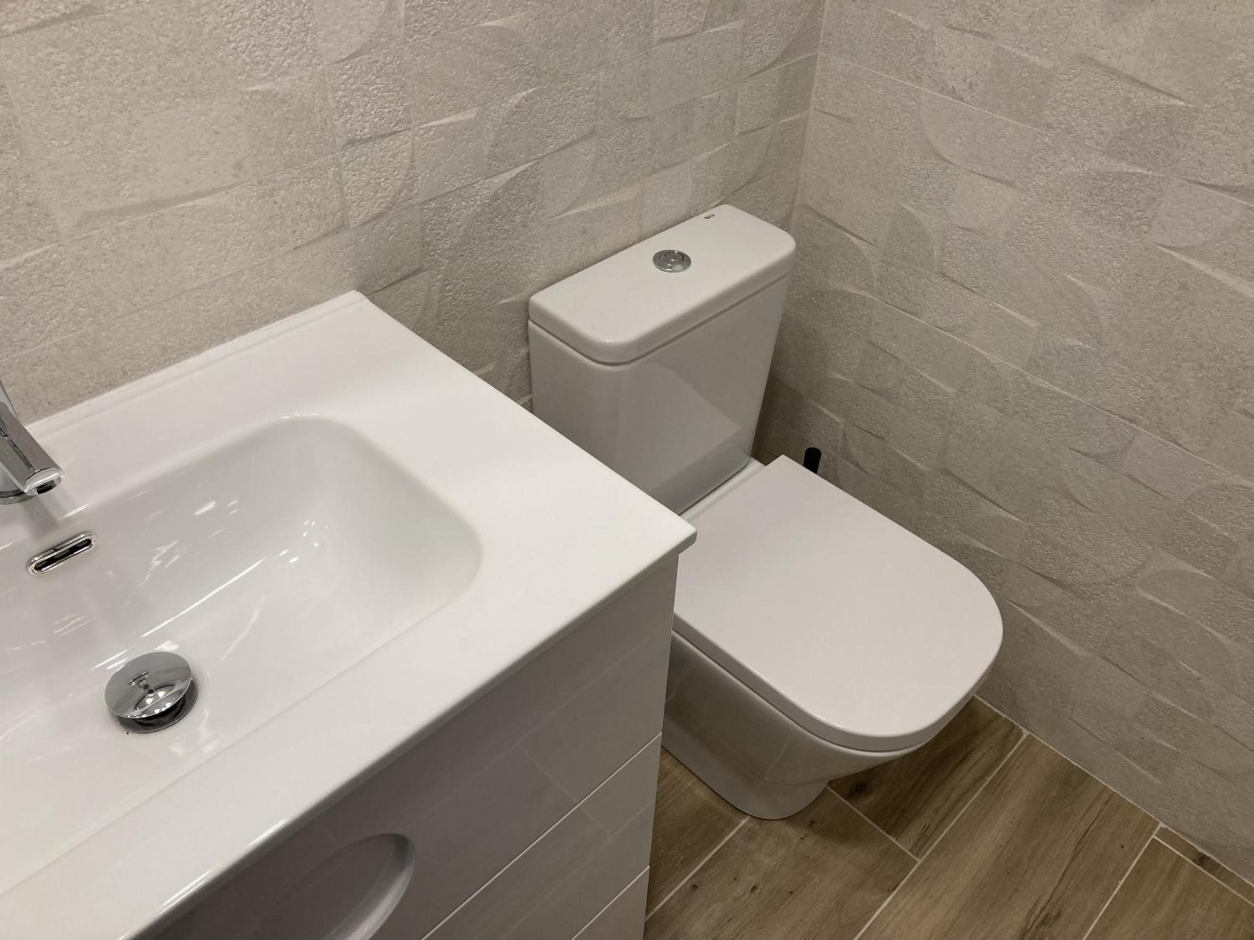 Apartamentos Plaza Castilla en Madrid — bathroom