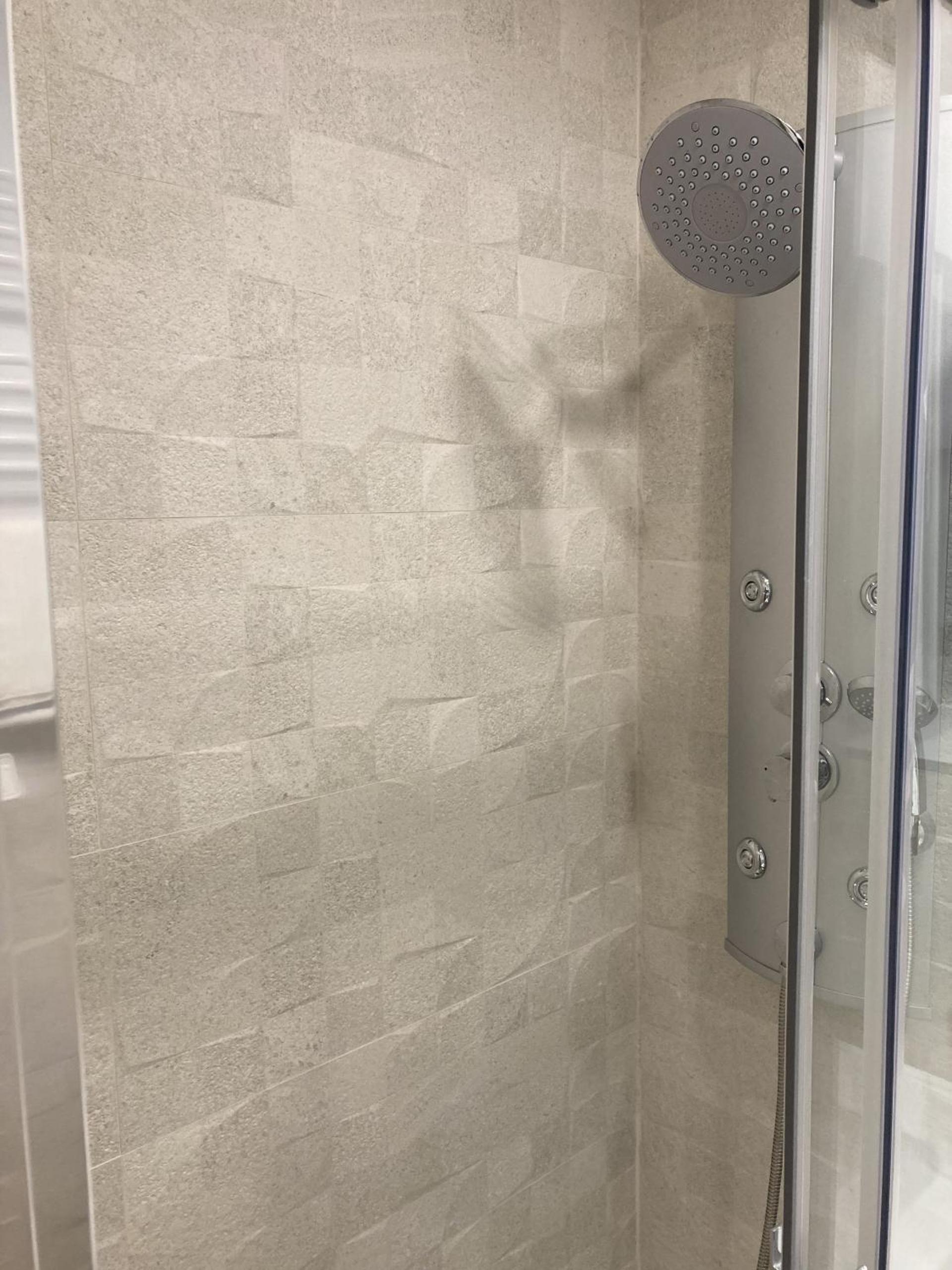 Apartamentos Plaza Castilla en Madrid — bathroom