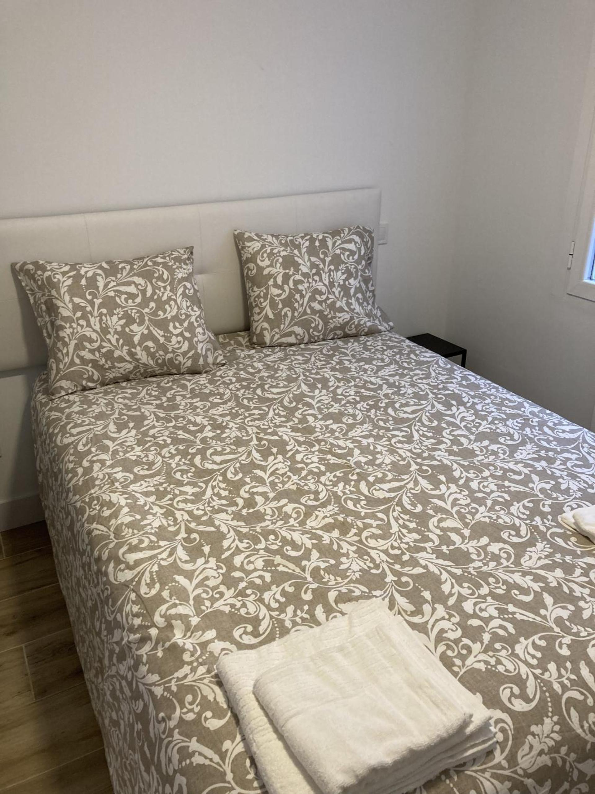 Apartamentos Plaza Castilla en Madrid — bedroom