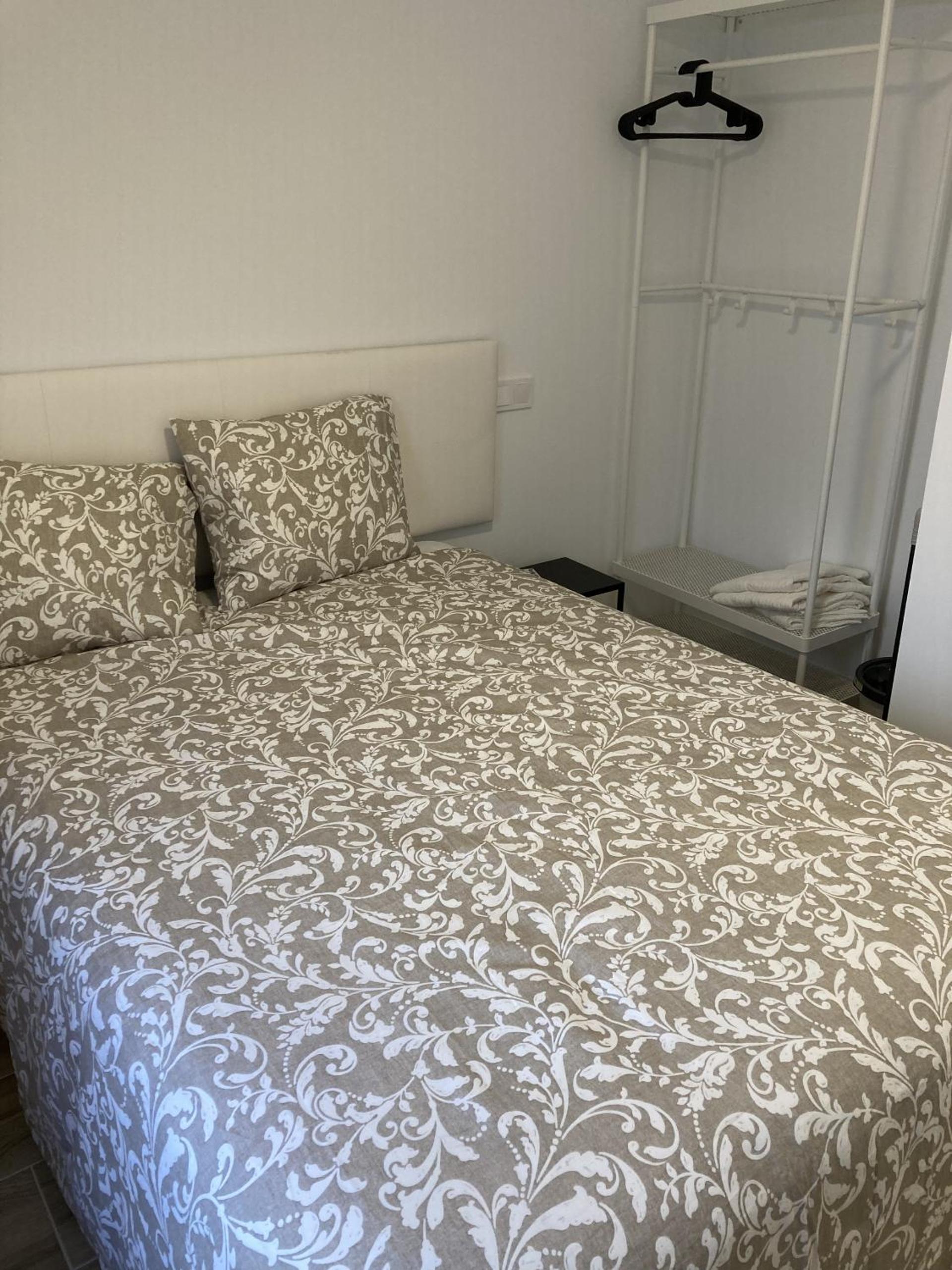 Apartamentos Plaza Castilla en Madrid — hotel room