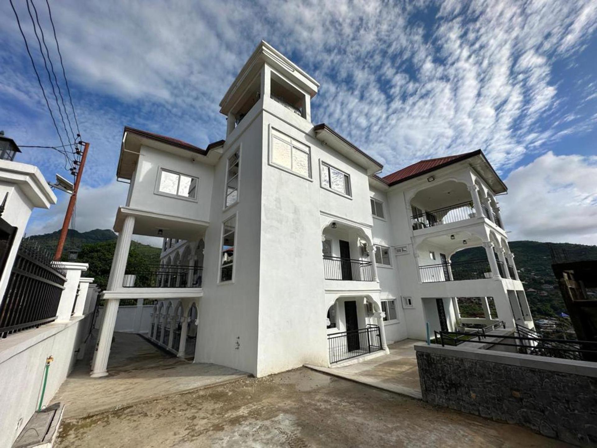 3 Bed Apartment Sleeps 6 - Parking Patio Wifi view 4