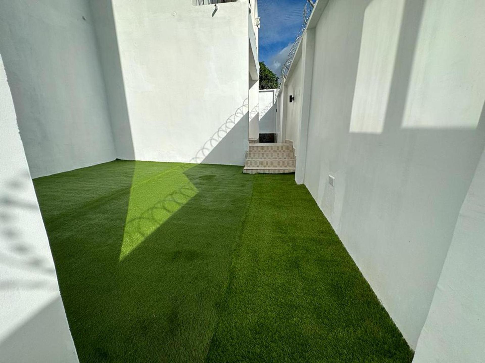 3 Bed Apartment Sleeps 6 - Parking Patio Wifi view 2