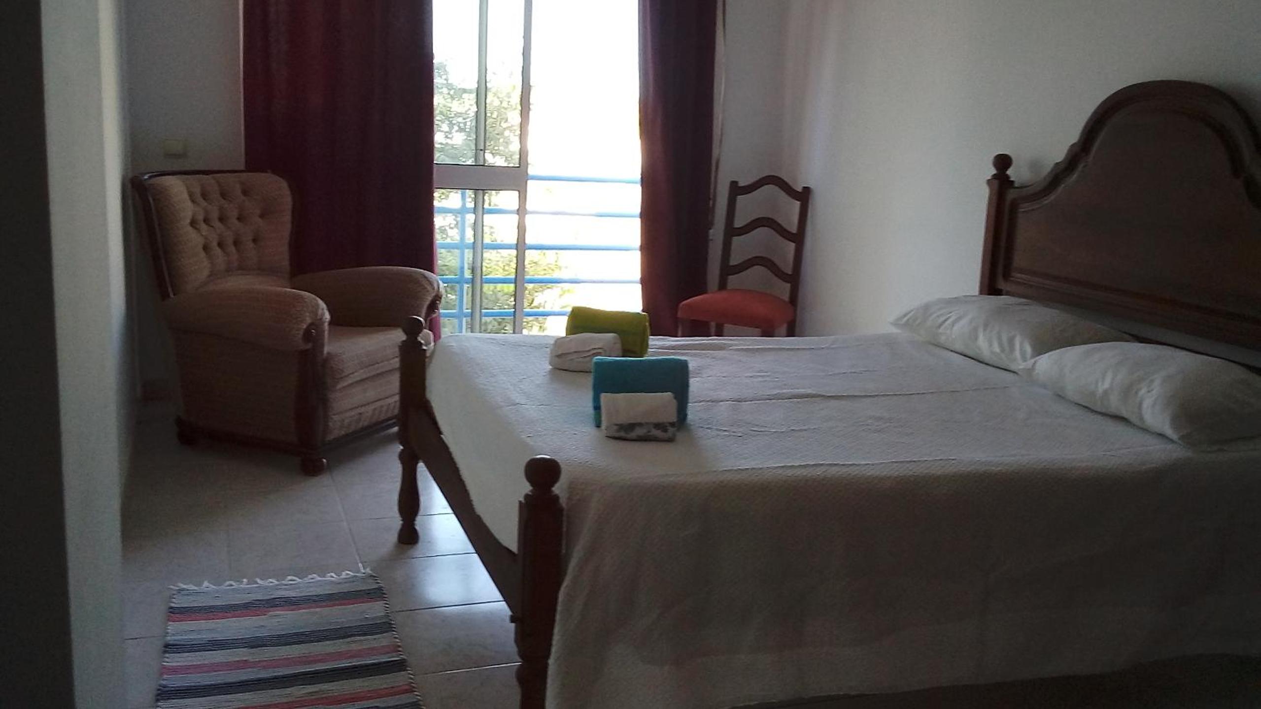 Lovely 4-Bed Apartment in Estombar view 3