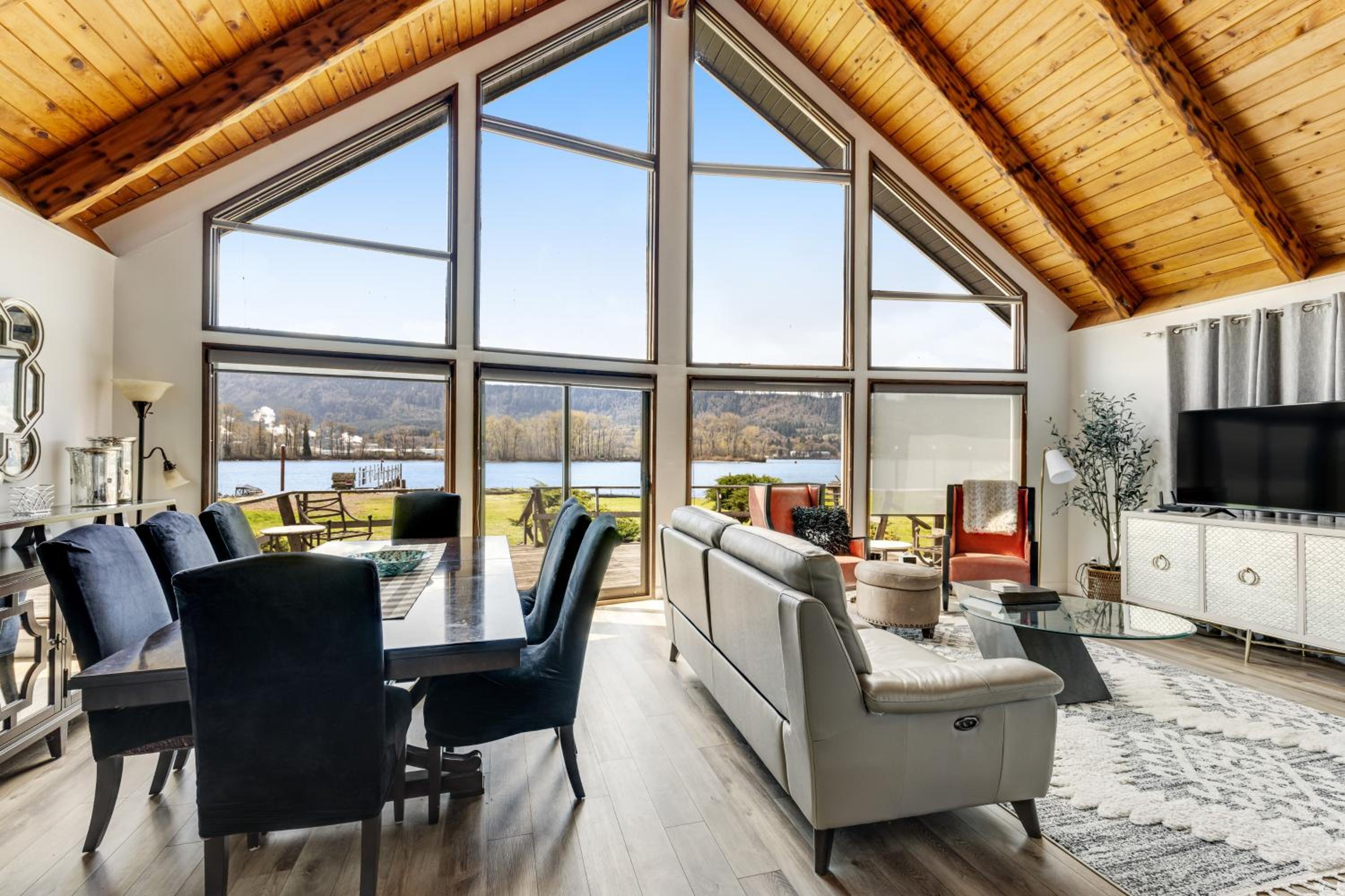 Private Dock! Escape on the River in Cathlamet